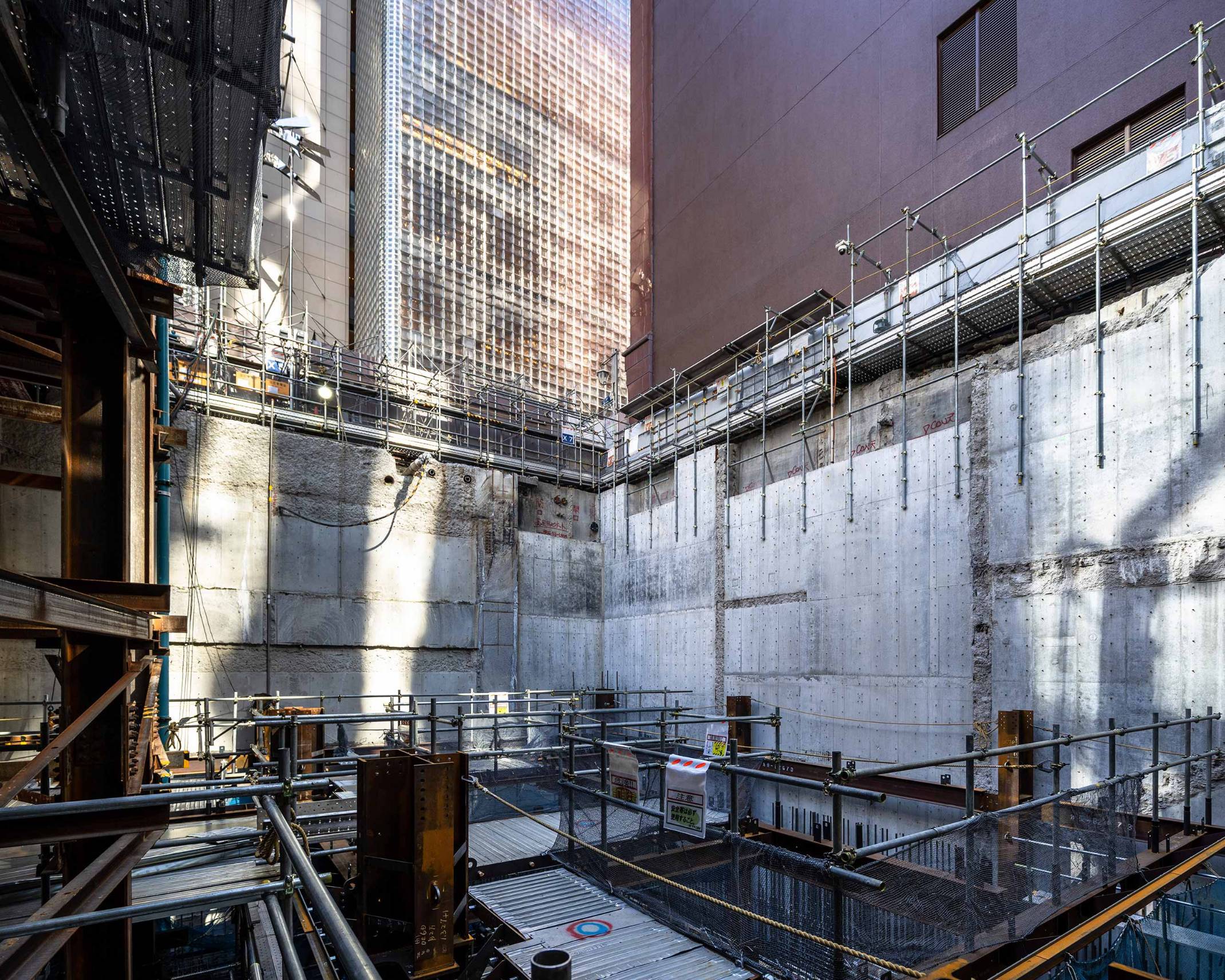 地下内観。地下2階の工事中デッキから見た地下外壁には、新旧躯体が織りなされている様子が見える。