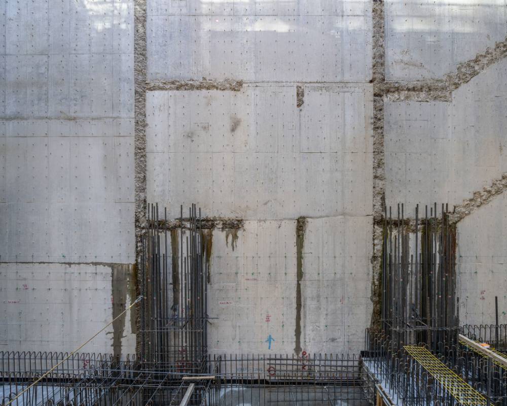 内観。工事中の地下外壁、新躯体と旧躯体の隙間から地下水が染み出している。