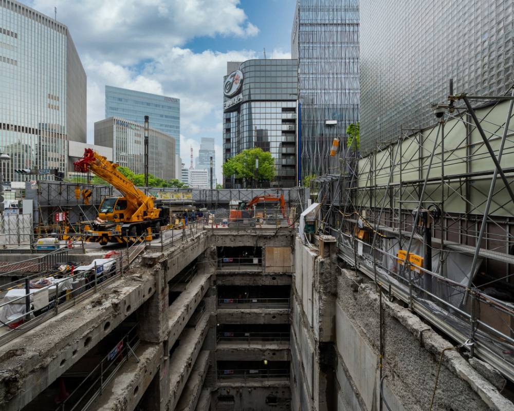 外観。ソニー通り側の一部のみ地下４階まで解体されている。