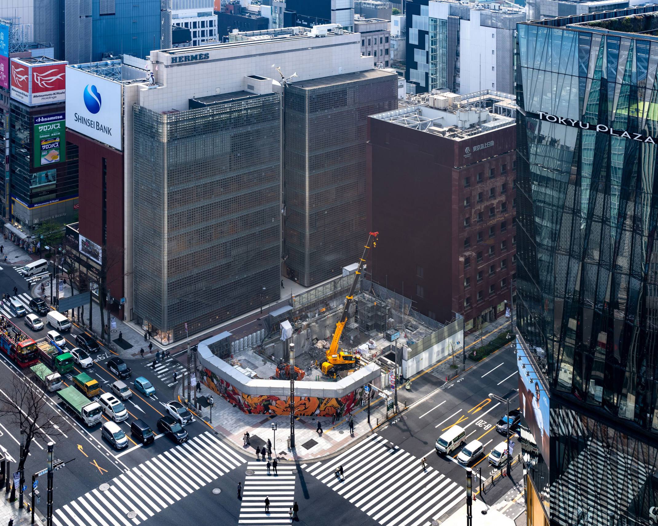 俯瞰風景。解体工事中のGinza Sony Parkの工事仮囲いにはSHUN SUDOのウォールアートが描かれている。
