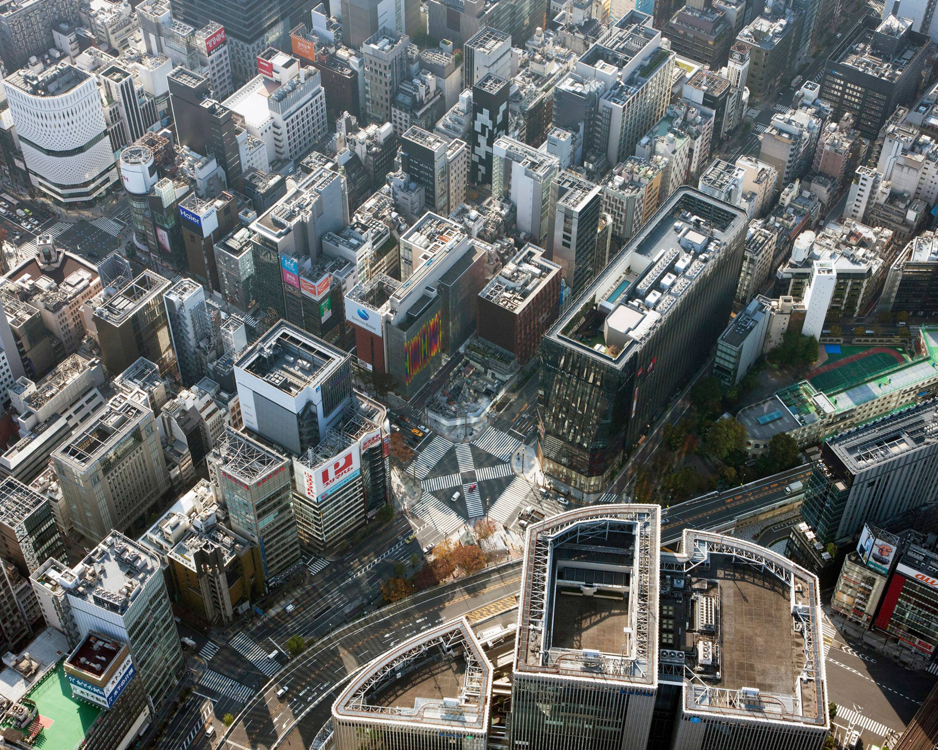 俯瞰風景。解体工事が始まったばかりのGinza Sony Park周辺の銀座の航空写真。