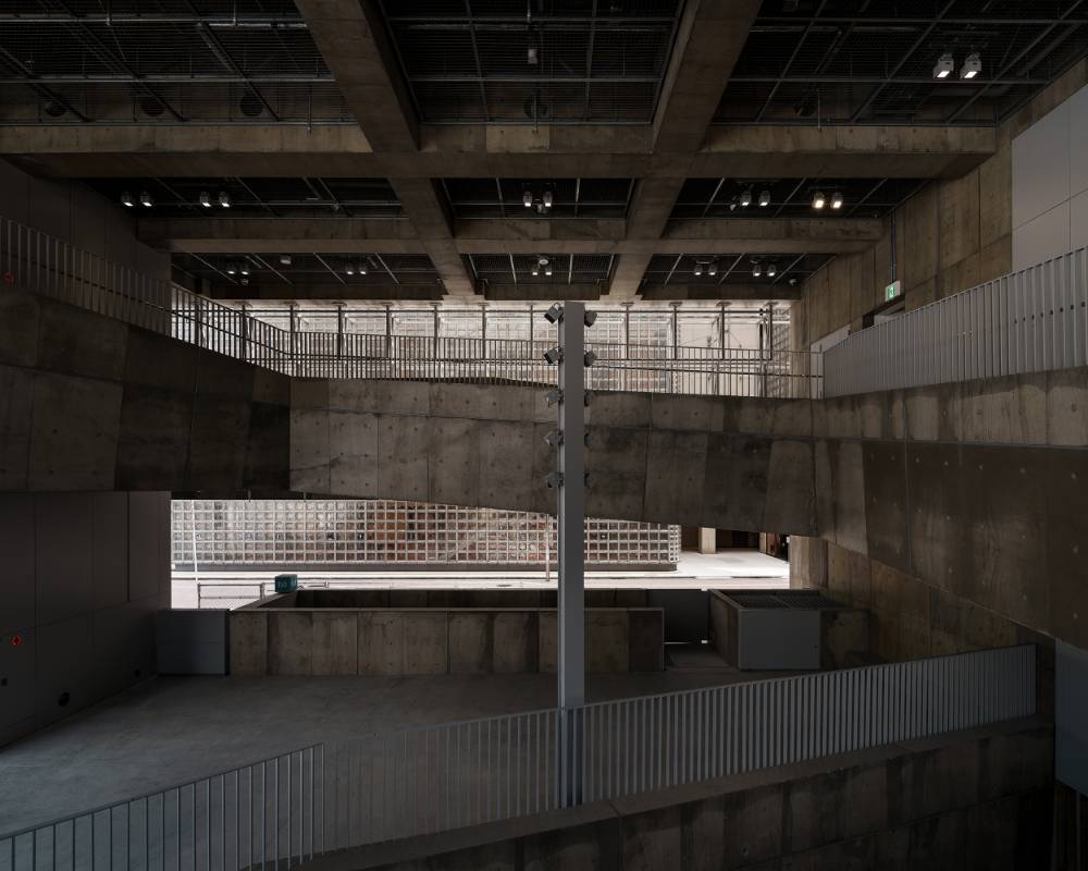 外観。地上1・2階の吹き抜け空間を通して建物をはさんだ対面にあるソニー通りが見える。