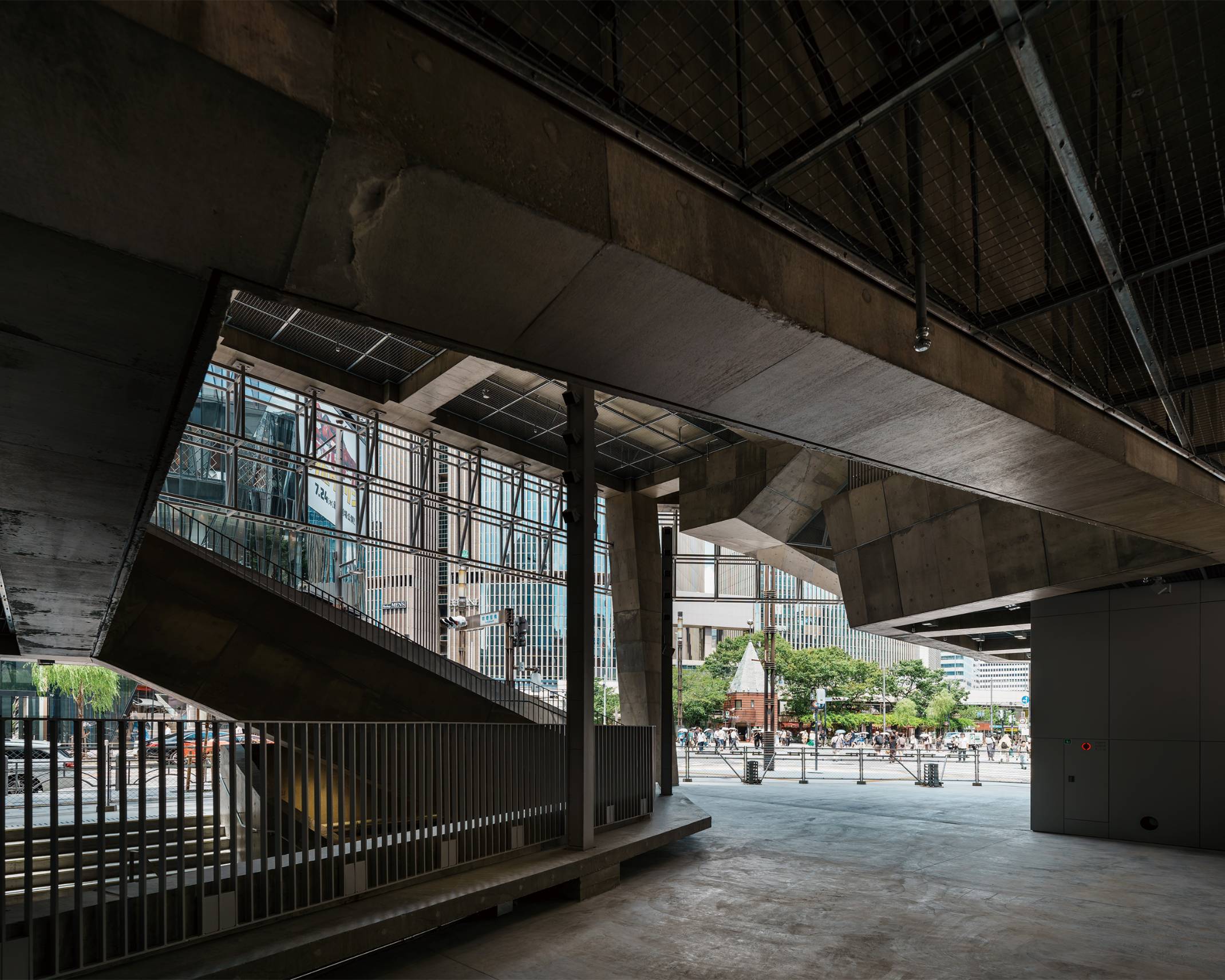 内観。コンクリートの階段に囲まれた吹き抜け空間の先は数寄屋橋交差点にシームレスに繋がる。