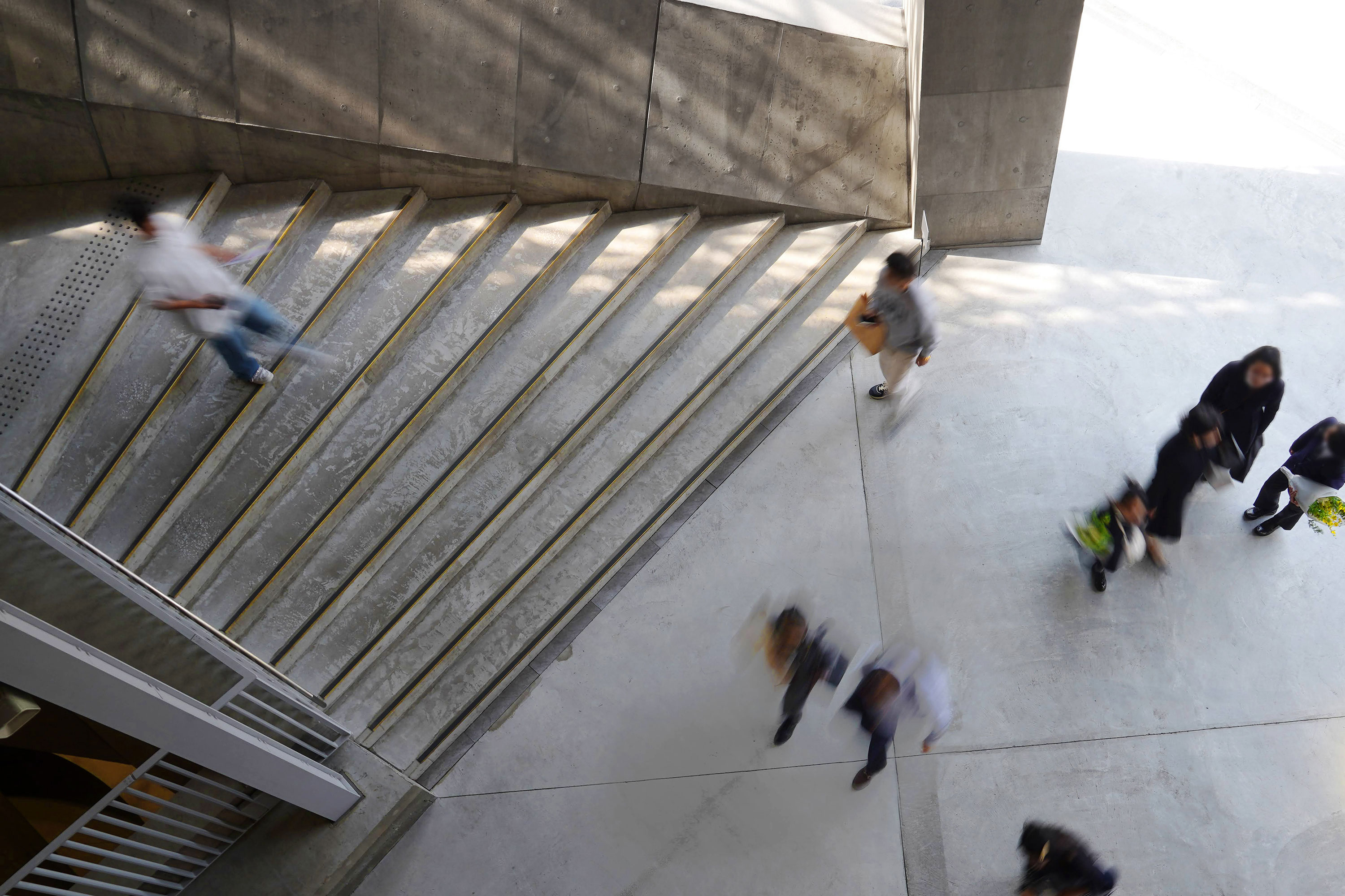 見下ろした大階段付近に複数の行き交う人々。