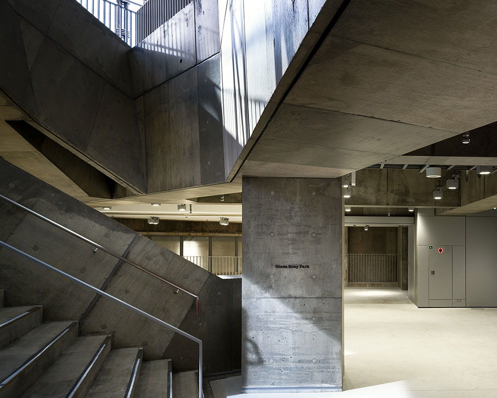 地下１階の階段に、吹き抜けから陽光が降り注いでいる。