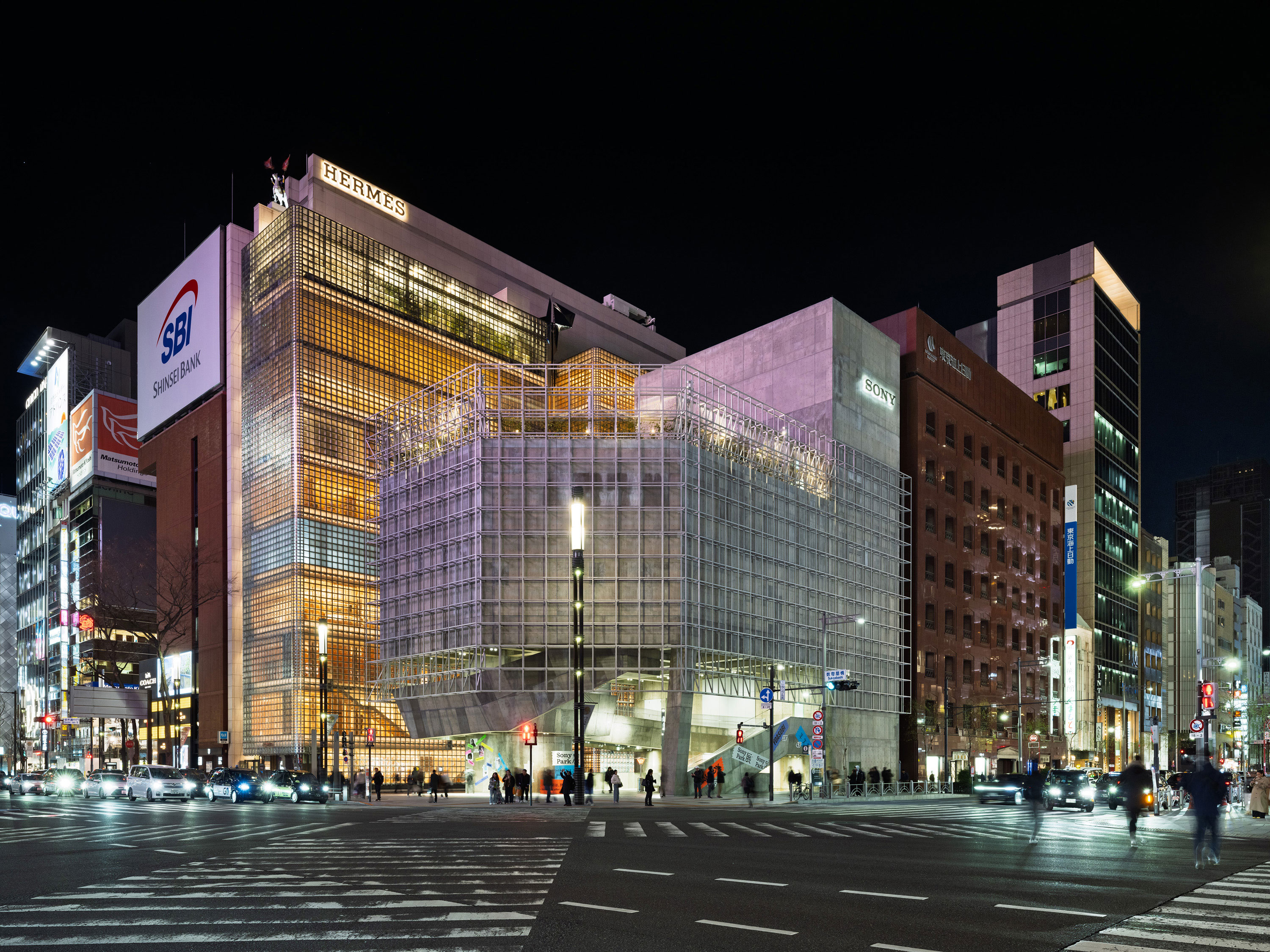 数寄屋橋交差点から見た夜の外観風景。