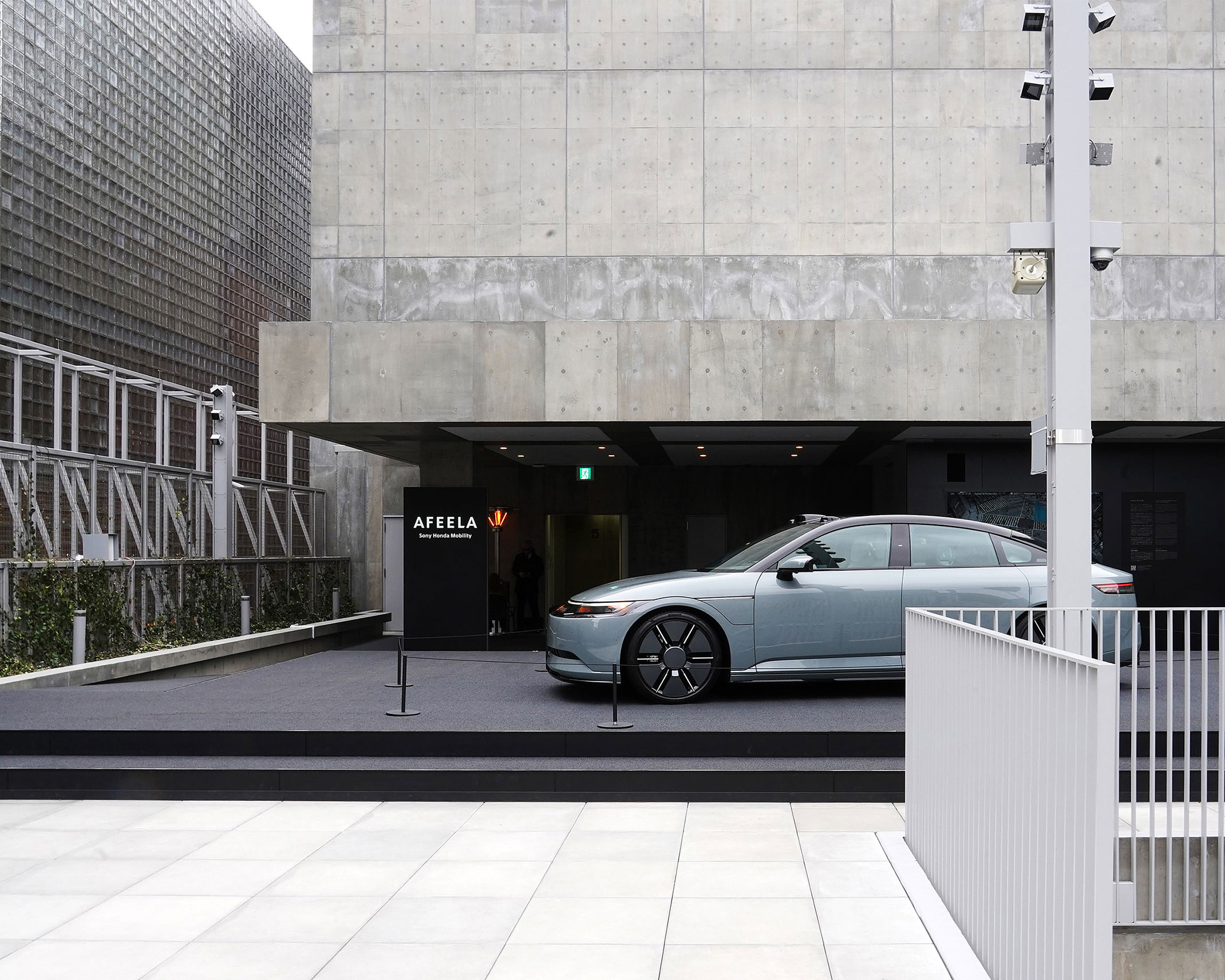 屋上にAFEELAが展示されている。