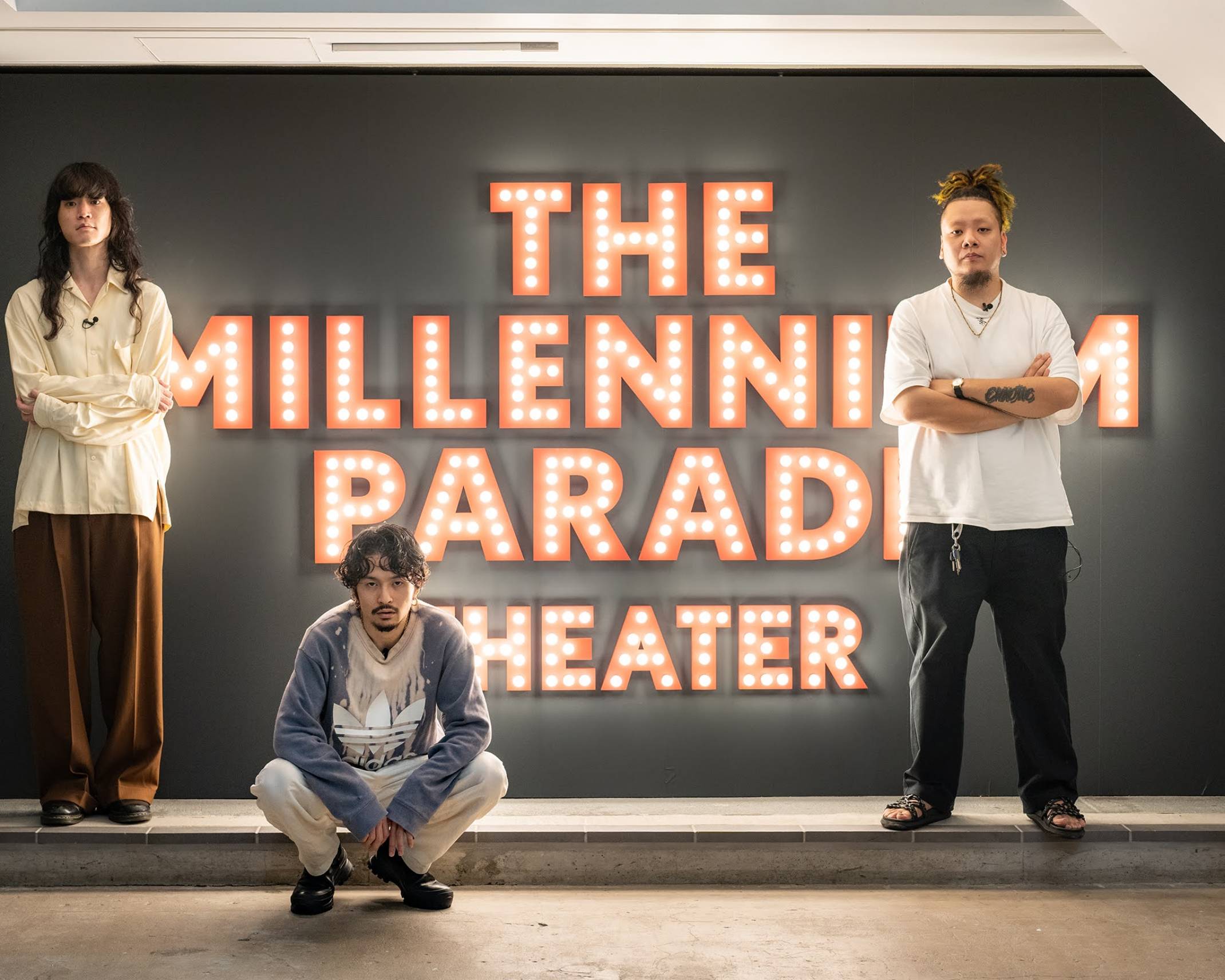 展示の様子。シアターのサイン前でmillennium paradeのメンバーがポーズをとっている。