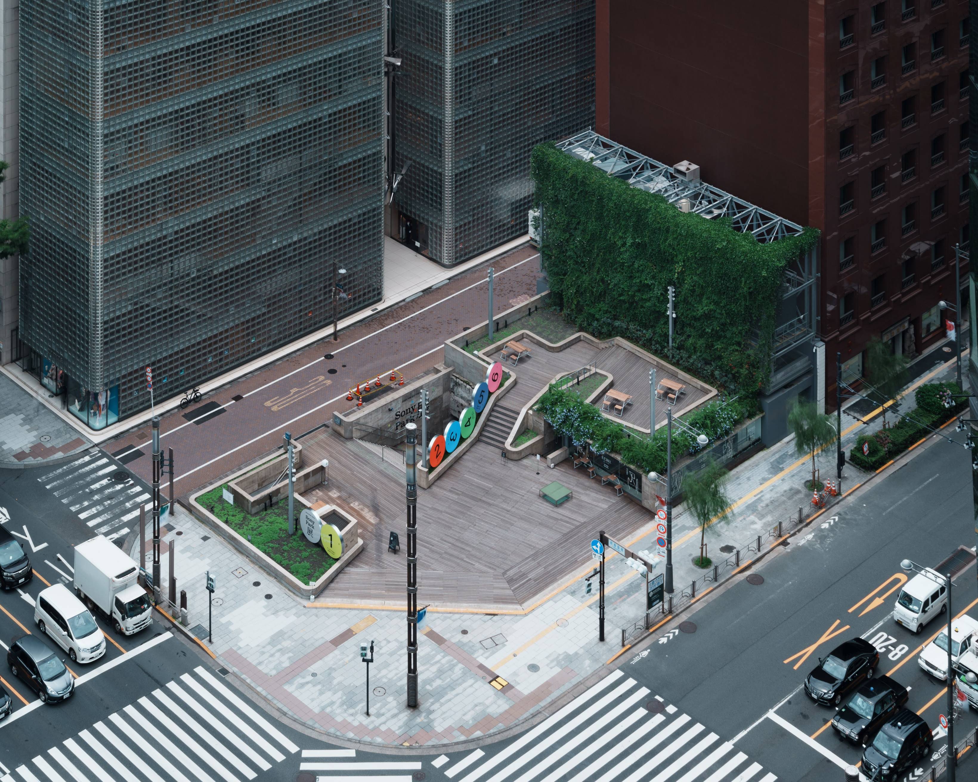 外観。地上階に1から6までの数字それぞれ描かれた6つの丸いオブジェが並んでいる。