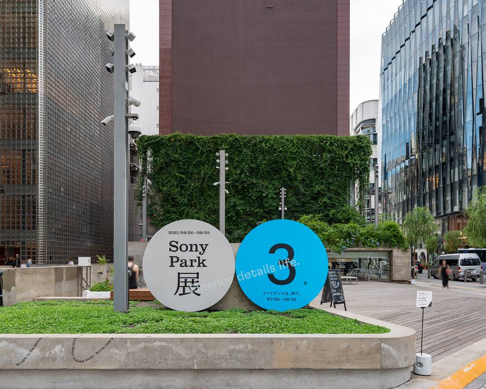 外観。メインビジュアルのグレーの丸いオブジェと「3」と描かれたブルーの丸いオブジェが地上階に並んでいる。