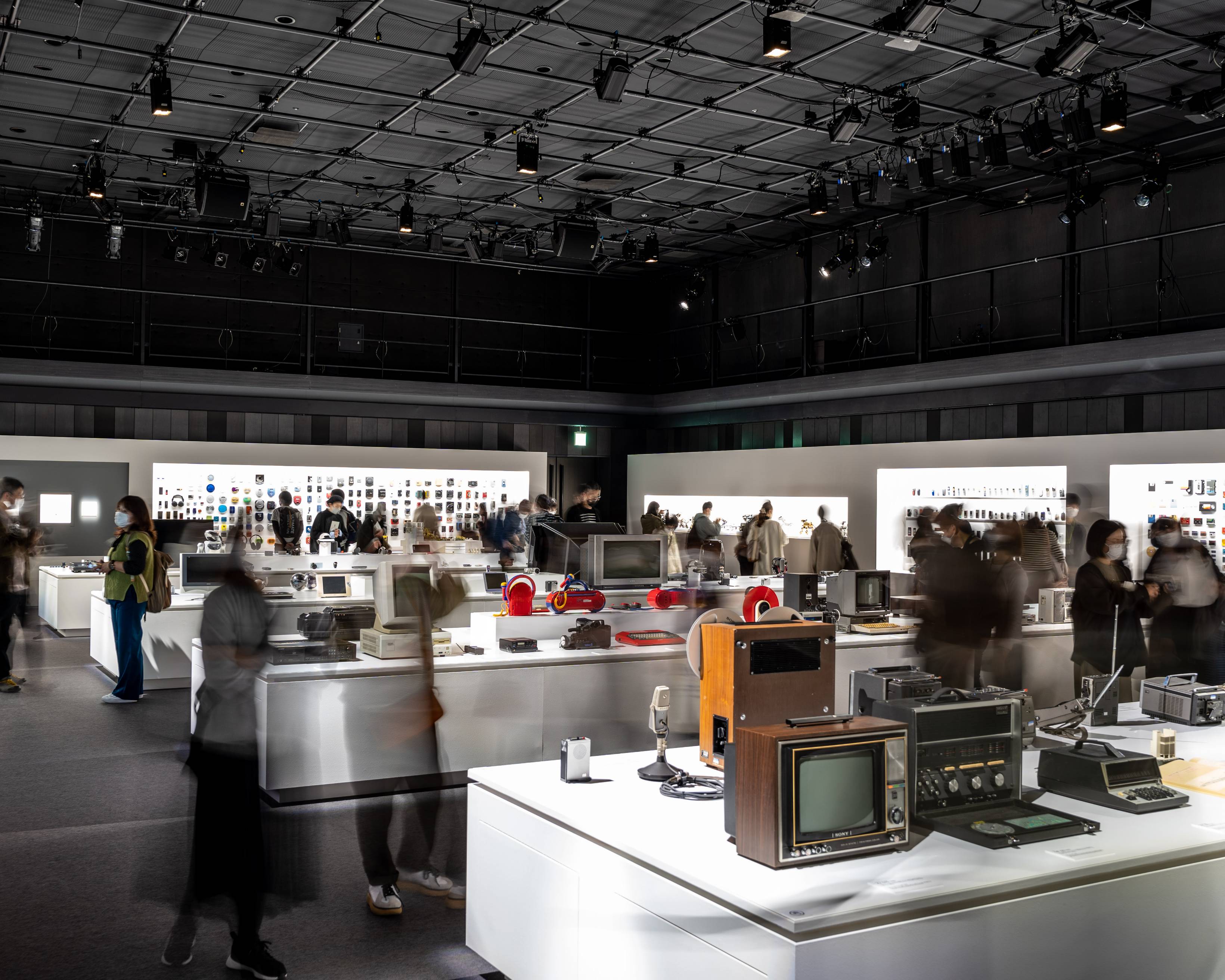 展示の様子。手前の展示台にはトリニトロンカラーテレビ、中央付近にはマイファーストソニー、奥の壁面にはウォークマンなど、歴代のソニー商品が数多く展示されている。