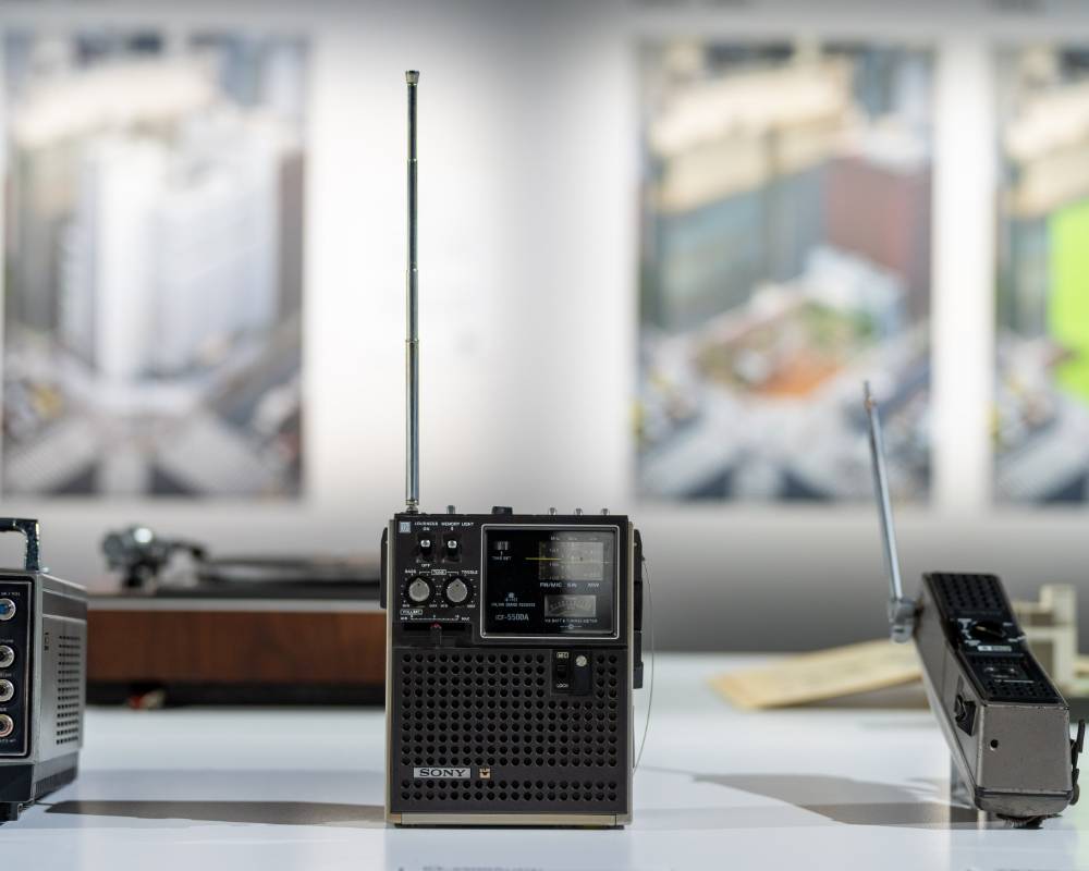 展示品。展示台には短波放送など5バンドの放送が聞けるポータブルラジオ「スカイセンサー」も展示されている。