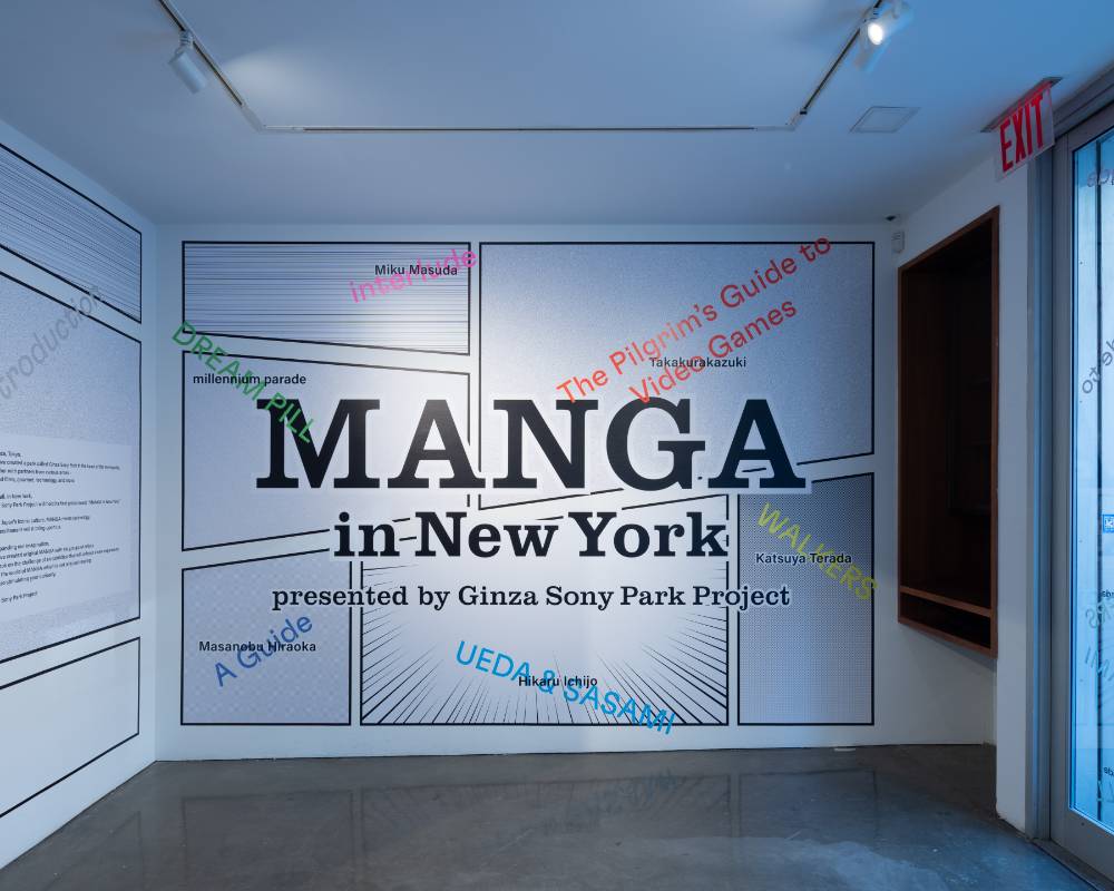 内観。壁面にManga in New Yorkにメインビジュアルが大きく掲出されている。