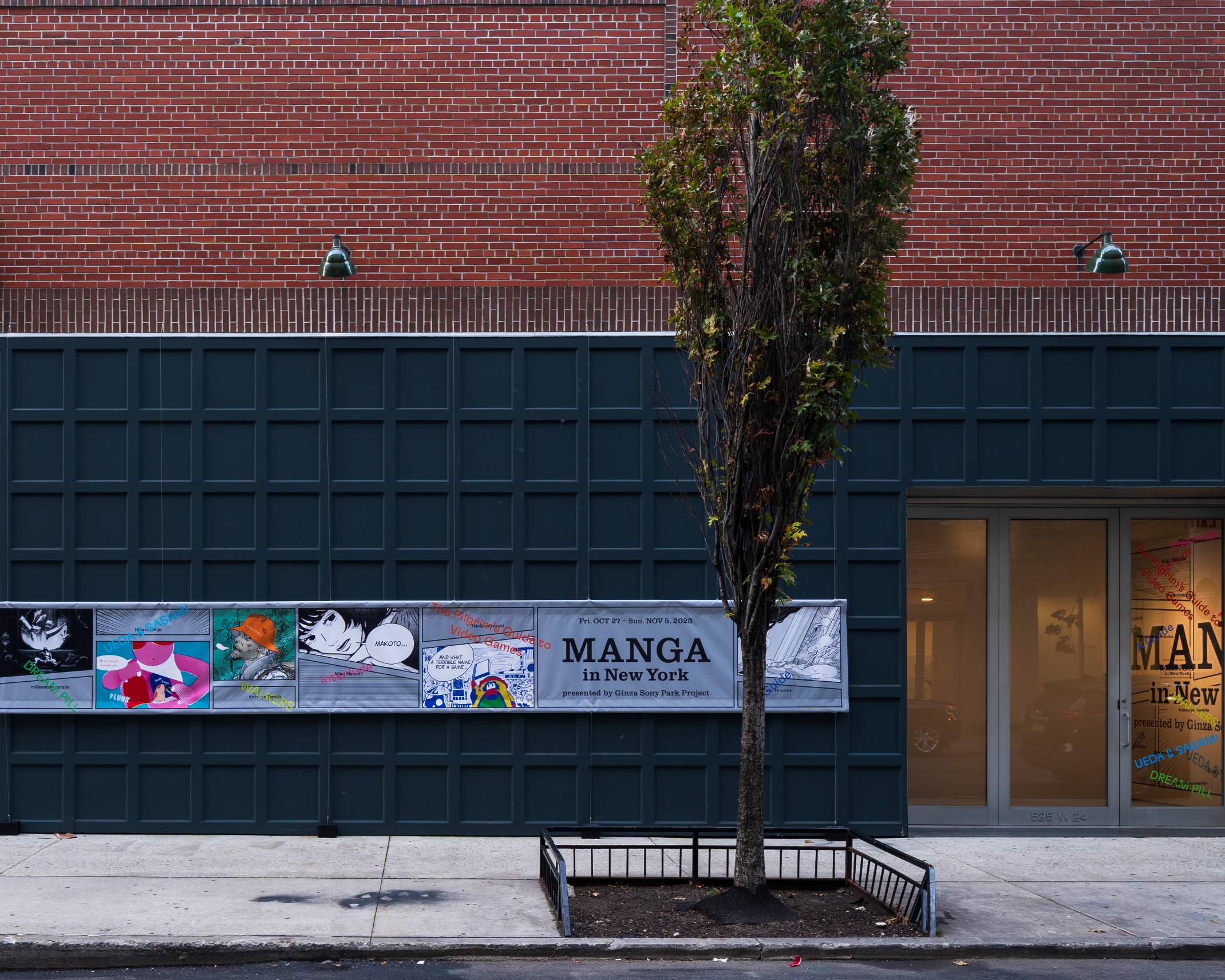 外観。濃緑のタイルの壁面に、Manga in New Yorkの看板が吊り下がっている。