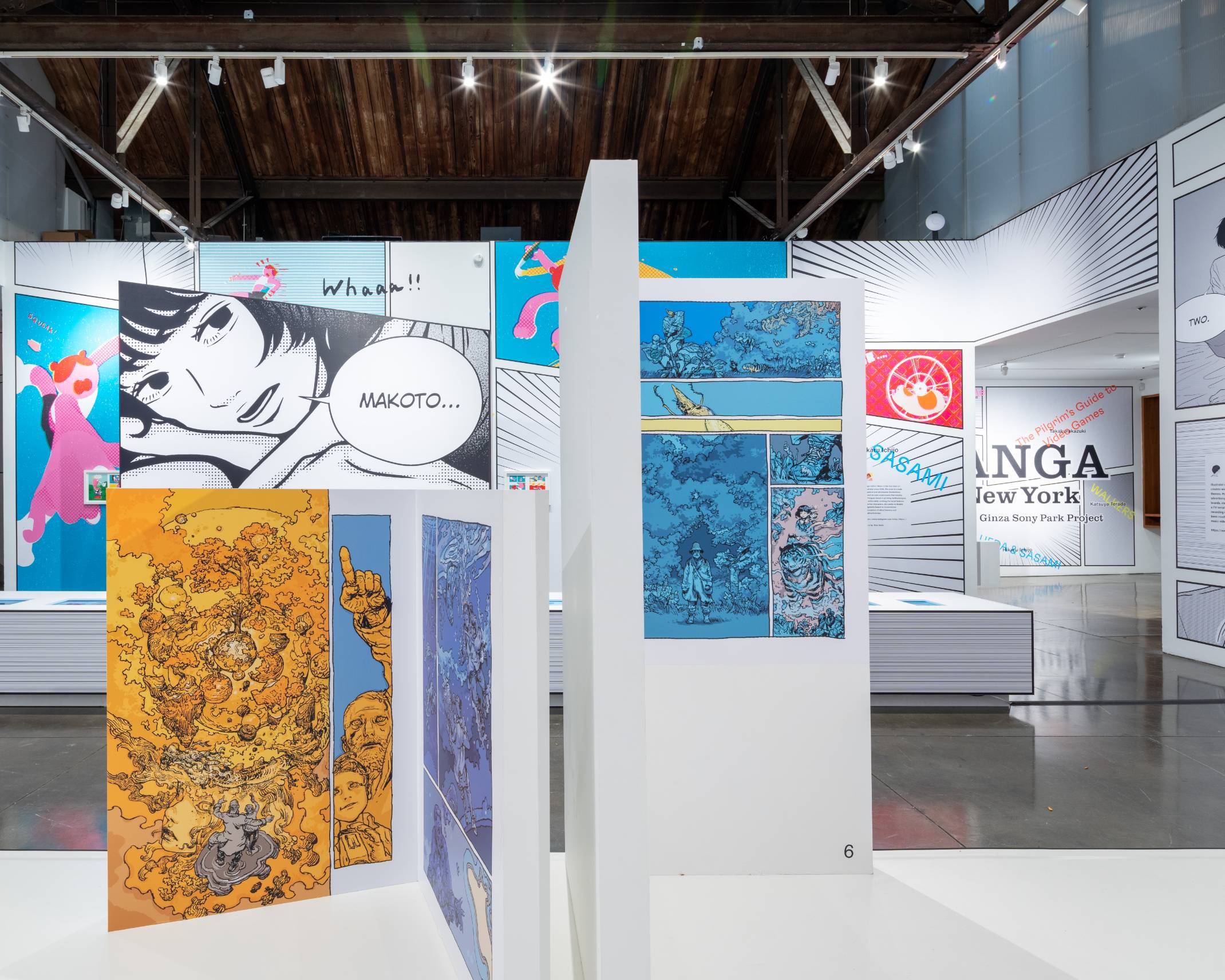 内観。会場全体が、コマ割り・効果線・吹き出しなどを活用したマンガ的な空間となっている。