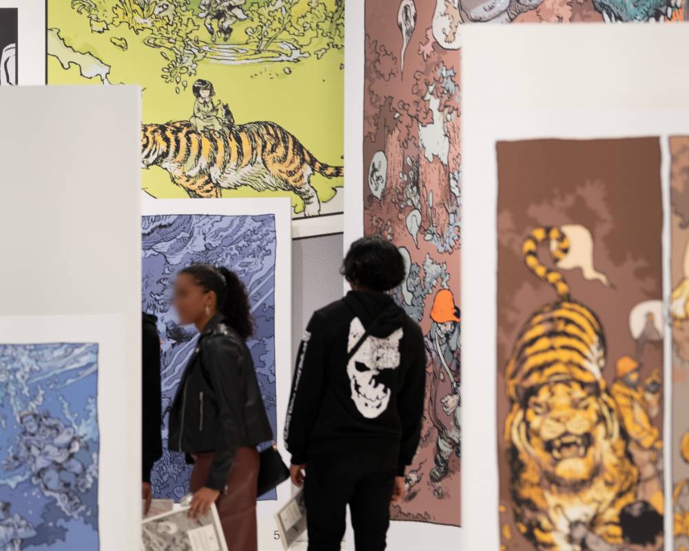 展示の様子。マンガ『Wakers』のページやコマが壁面やパーティションに大きく掲出されている。