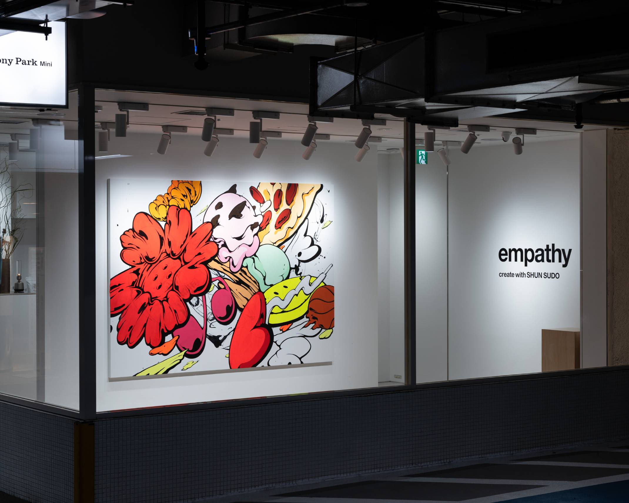 外観。展示スペースの壁面に大きな赤い花が象徴的な作品が飾られている。