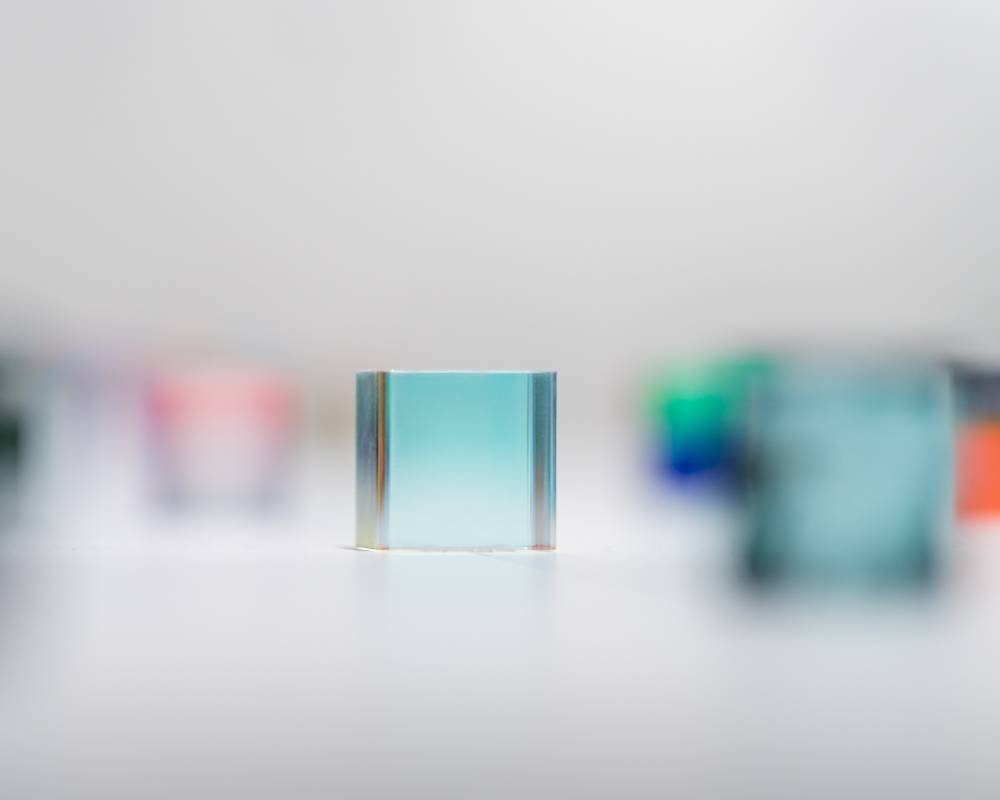 展示の様子。さまざまな色、素材、仕上げの小さなオブジェが並んでいる。