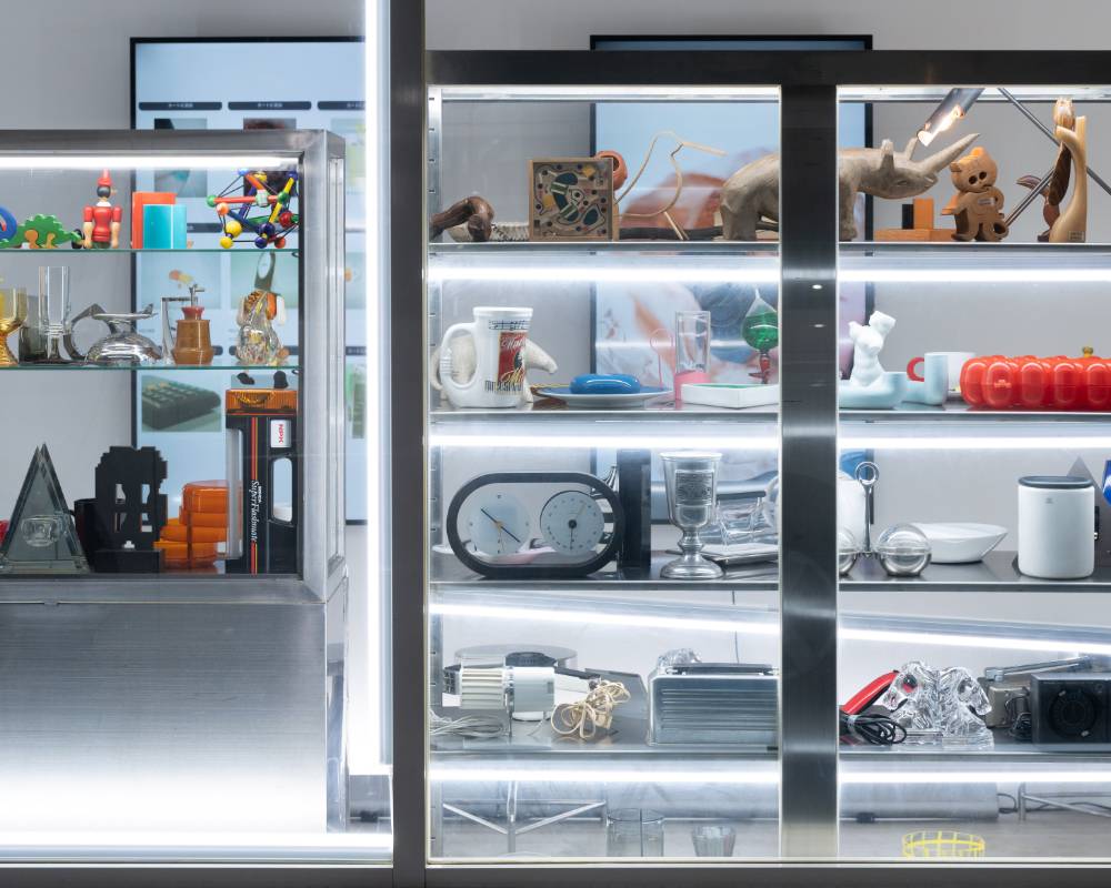 展示の様子。ガラスショーケースの中に、さまざまなジャンルの商品が多数並んでいる。