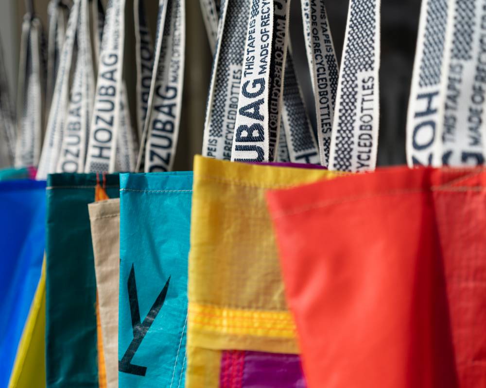 展示の様子。さまざまな色や柄のバッグが吊り下げられている。