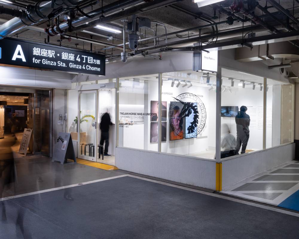 外観。展示スペース壁面には、ポートレートやドローイングなどの作品が飾られている。