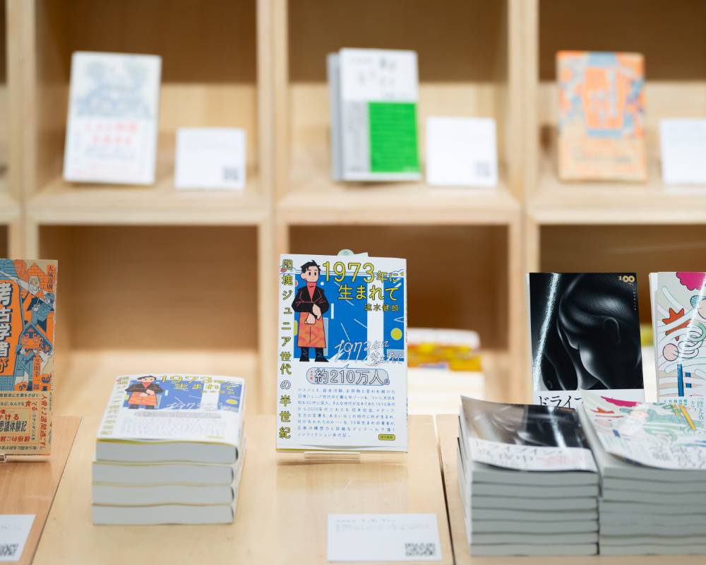 展示の様子。台の上や棚の中にさまざまな書籍がディスプレイされている。