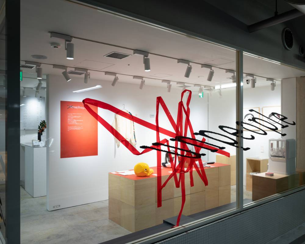 外観。ガラス面のプログラムタイトルは、ジグザグに貼られた赤いテープで飾られている。