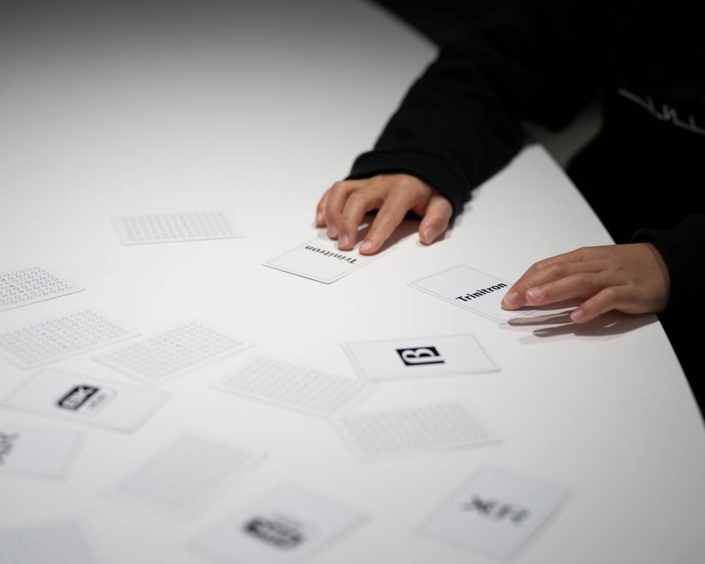 体験の様子。さまざまな技術ロゴが描かれたカードで遊んでいる。