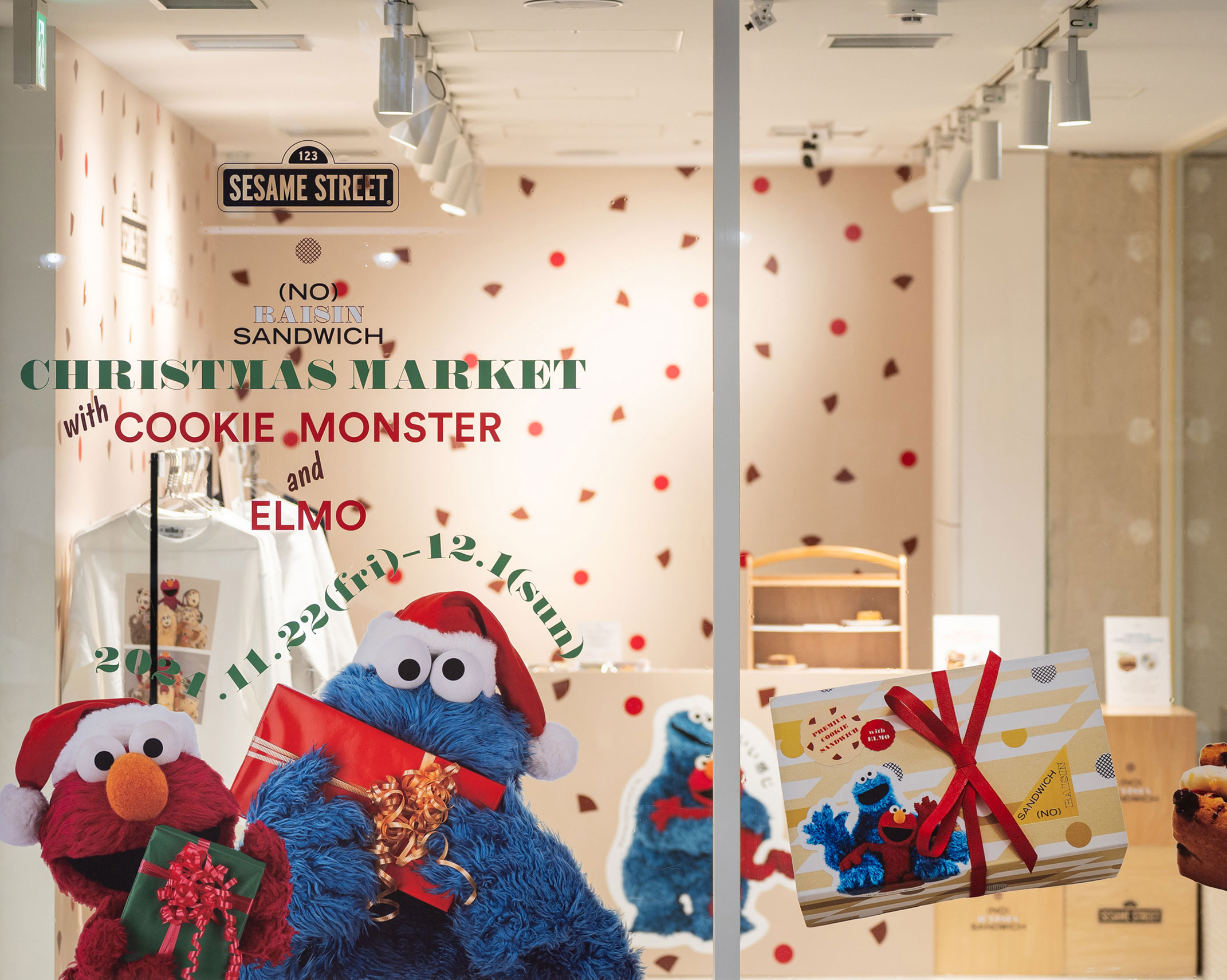 外観。ガラス面はメインビジュアルのクッキーモンスターとエルモで飾られている。