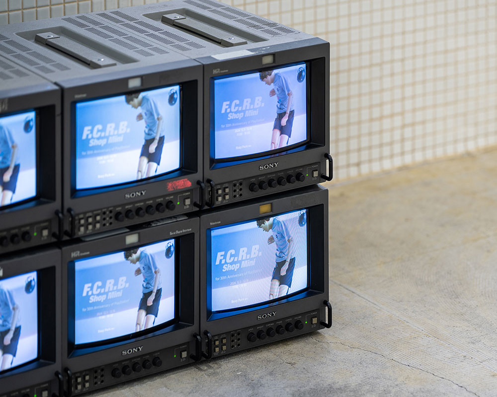 展示の様子。F.C.R.B.の映像が映し出されたソニーのモニターが4つ並んでいる。