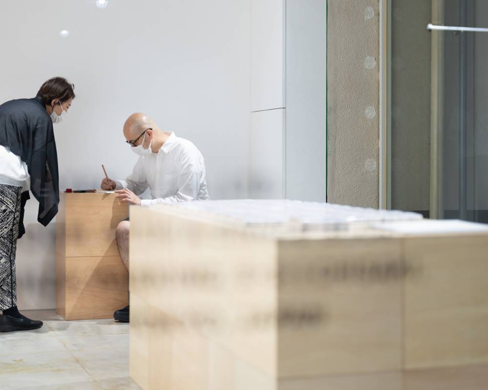 来場者の様子。購入された本に、森岡督行が絵を描いている。