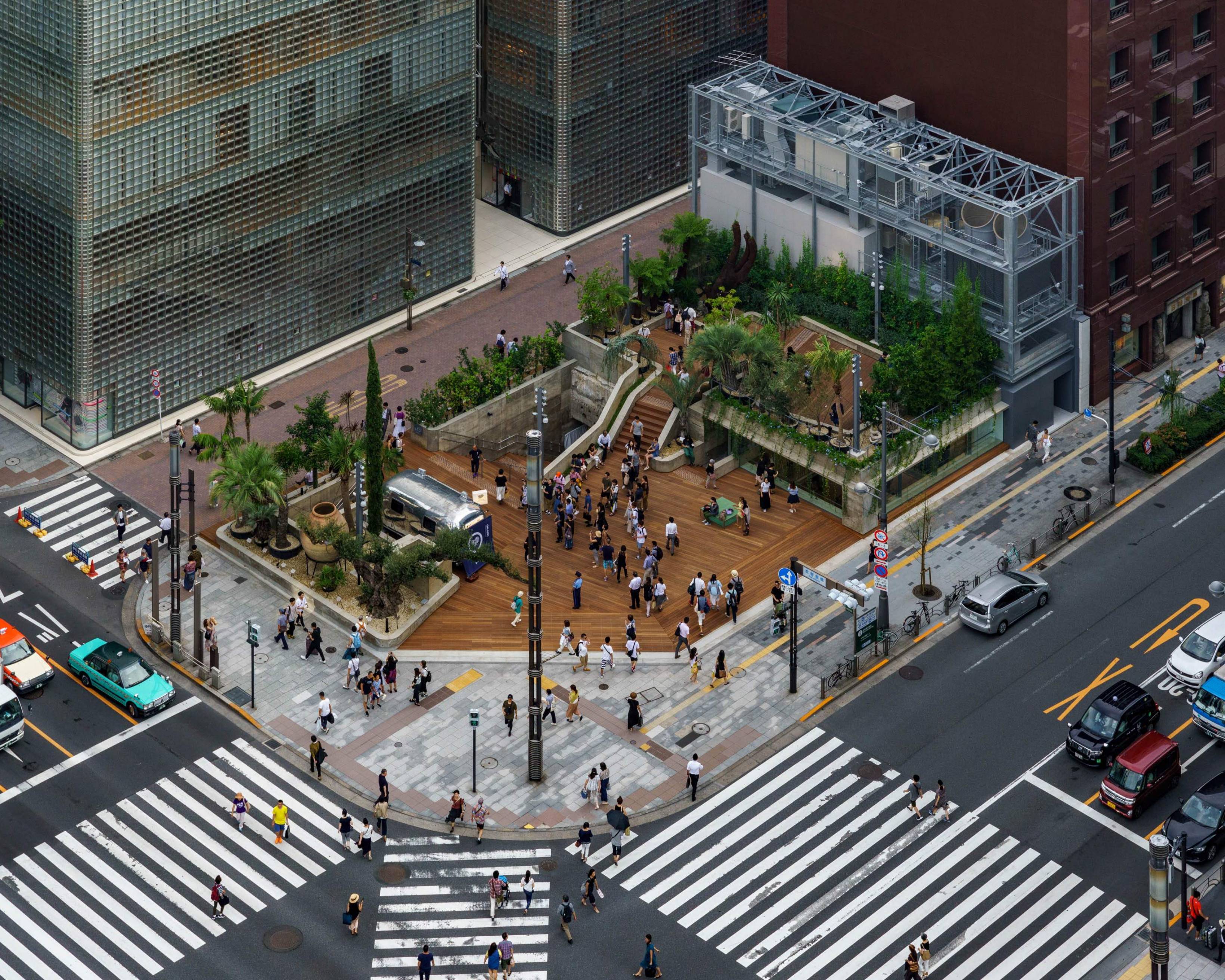 俯瞰風景。植栽が配置されたウッドデッキに人々が集まっている。