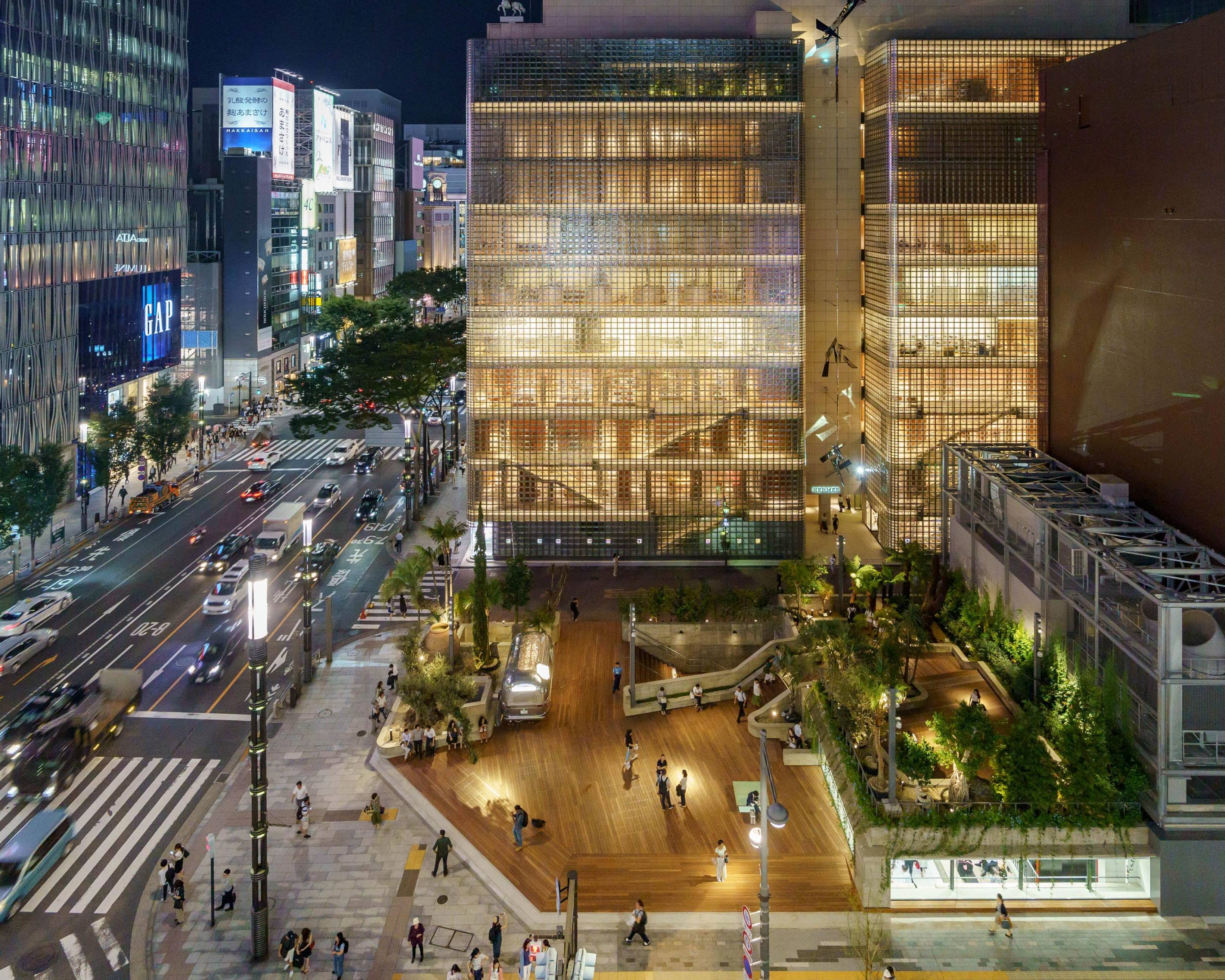 外観。Ginza Sony Parkの照明と奥にある銀座メゾンエルメスのガラスブロックの灯りが銀座の夜を美しく照らしている。