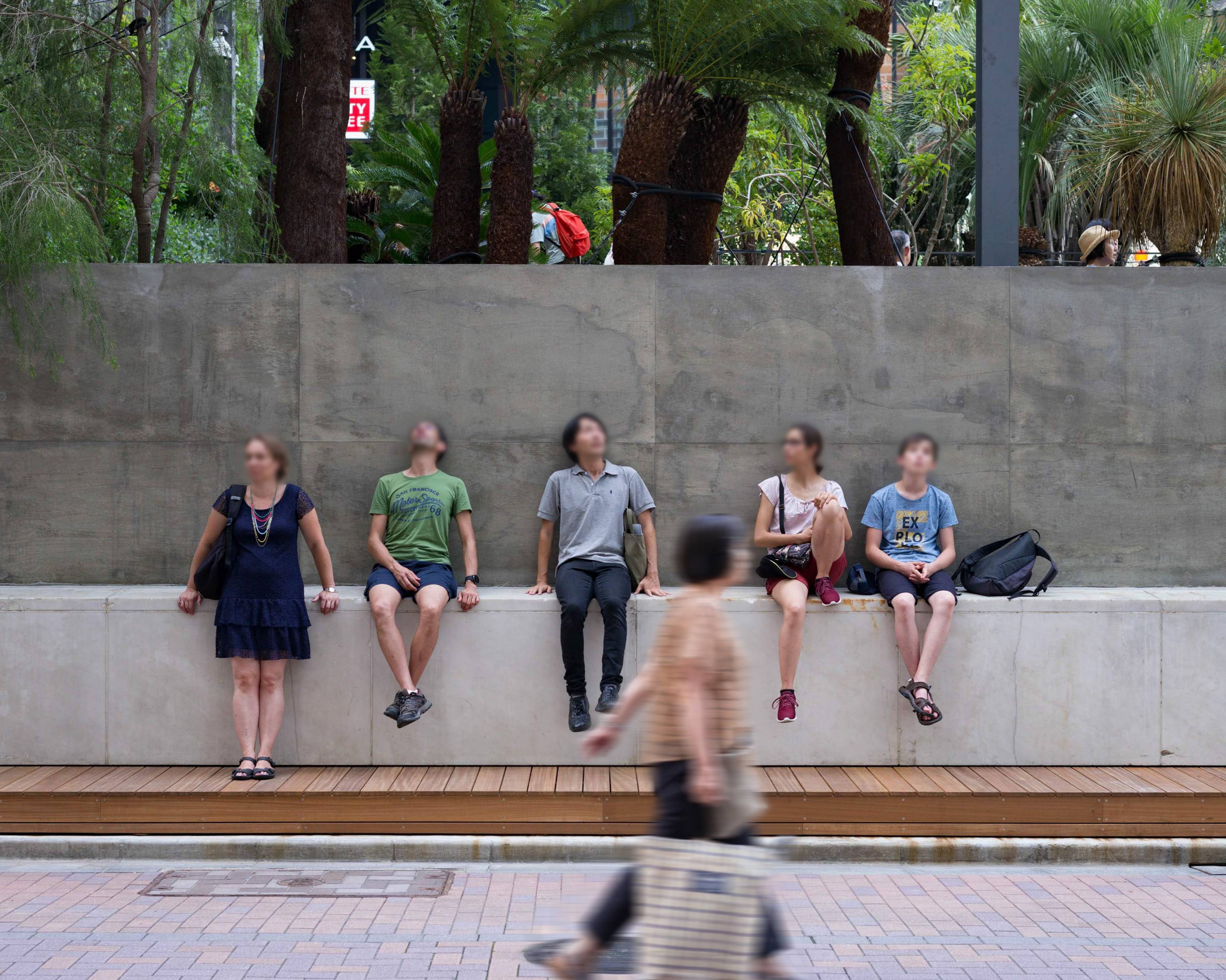 体験の様子。銀座来街者の方々がソニー通り側の縁石に座ってくつろいでいる。