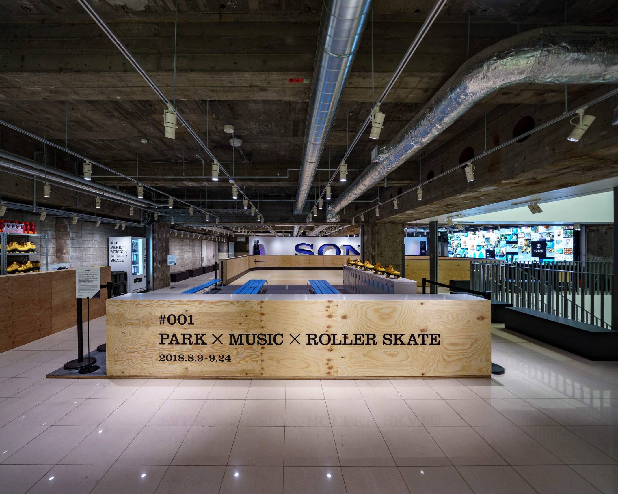 展示の様子。木板で作られたローラースケート場の奥には「SONY」のサインがある。