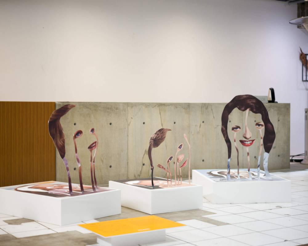 展示作品。地下1階にあるコンクリートのカウンターの前に小池健輔のアート「Ikebana」が展示されている。