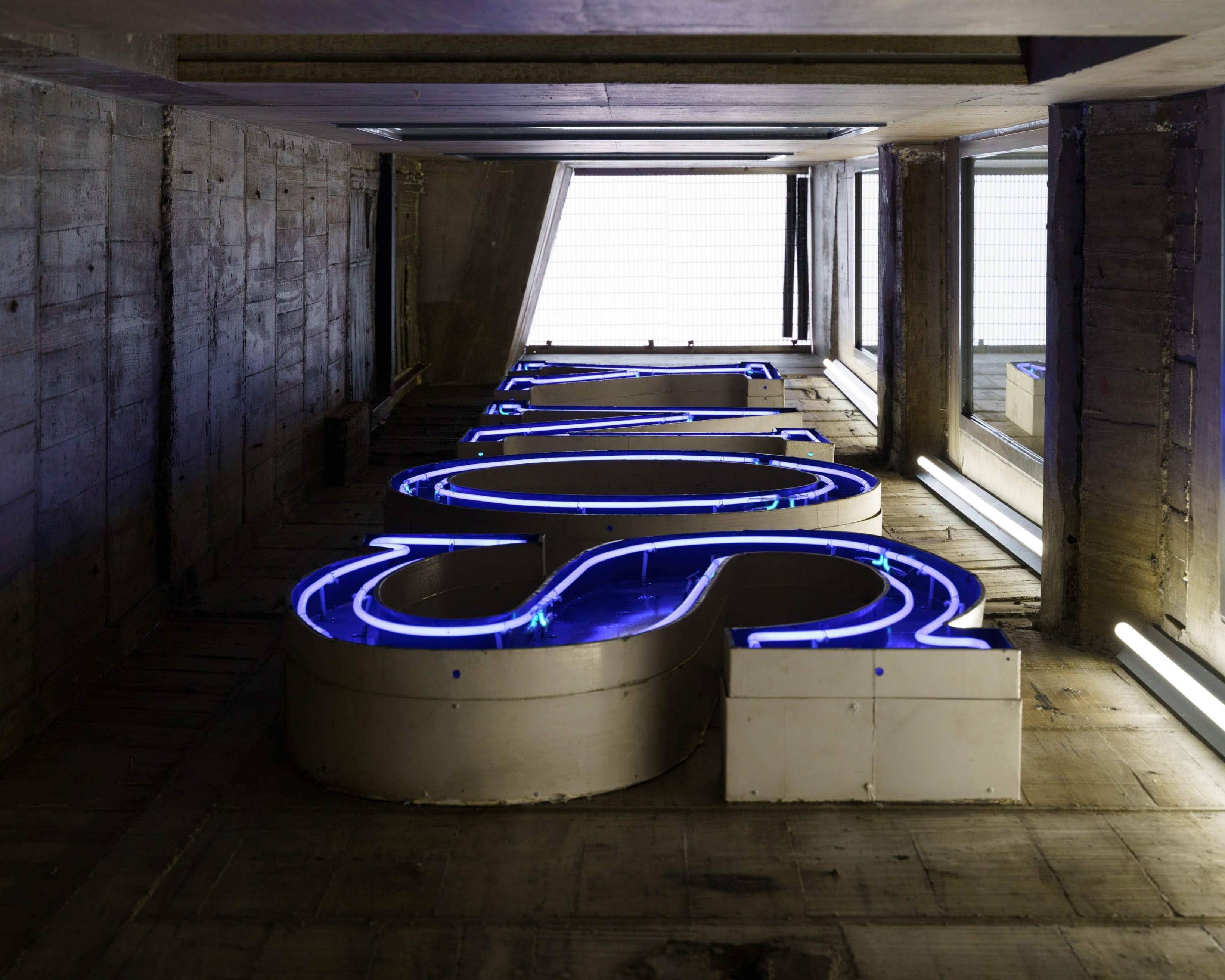 ネオンサイン。竪穴区画内に掲出されたソニービル時代の「SONY」のネオンサインがブルーに灯っている。