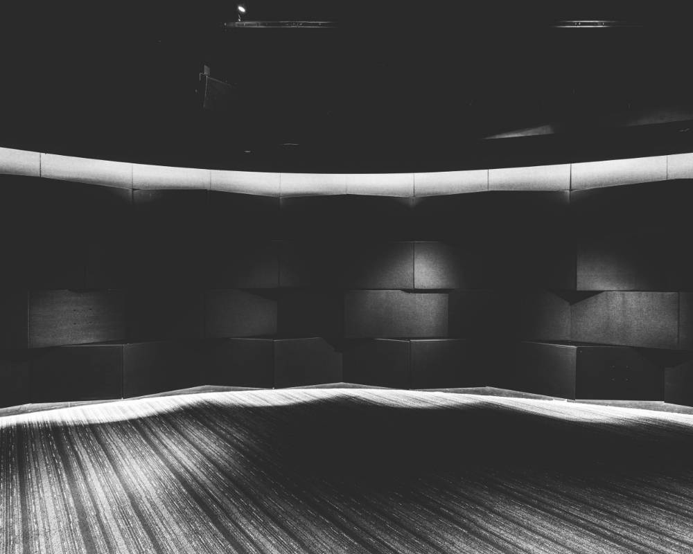 内観（モノトーン）。OPUS（オーパス）の壁面に施された吸音と反射のパネルが立体的かつランダムに組まれている。