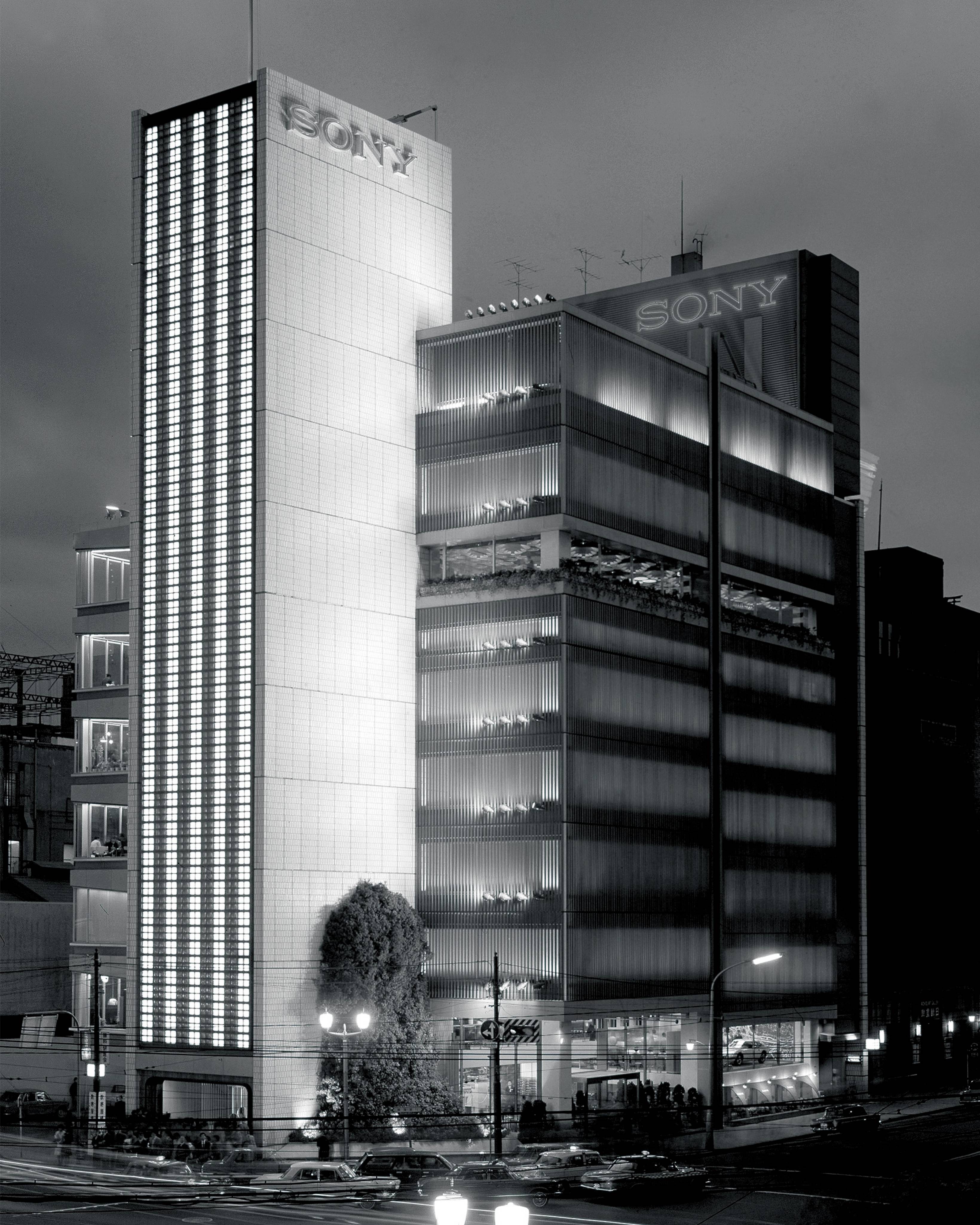 外観（モノトーン）。夜の数寄屋橋交差点越しのソニービル全景。交差点に面する手前のソニースクエア(屋外イベントスペース)には高さ3階分ほどの馬酔木の生木が植えられている。