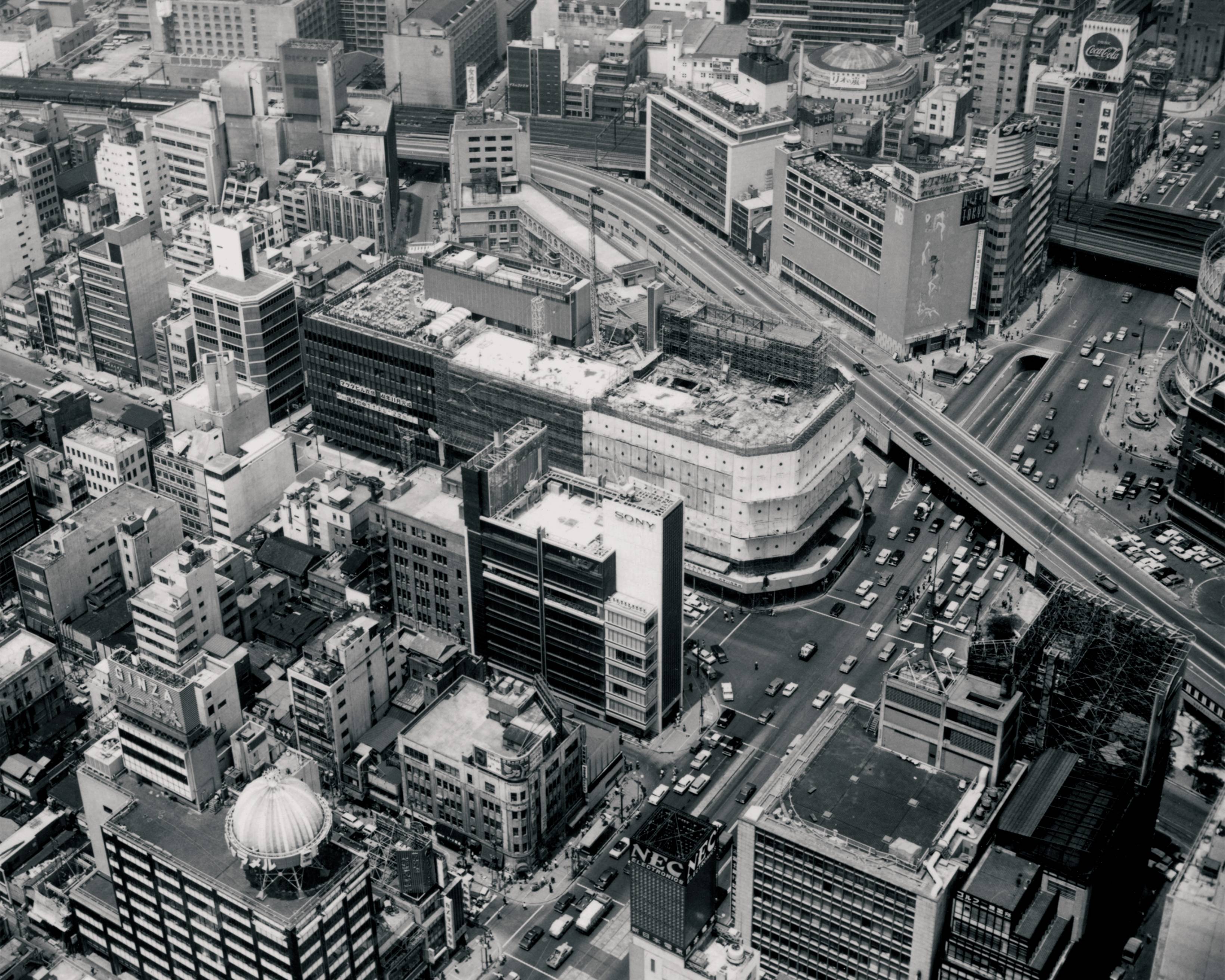 街の俯瞰（モノトーン）。ソニービル周辺の街並み。右上には通りを横切る高速道路と鉄道の線路がある。