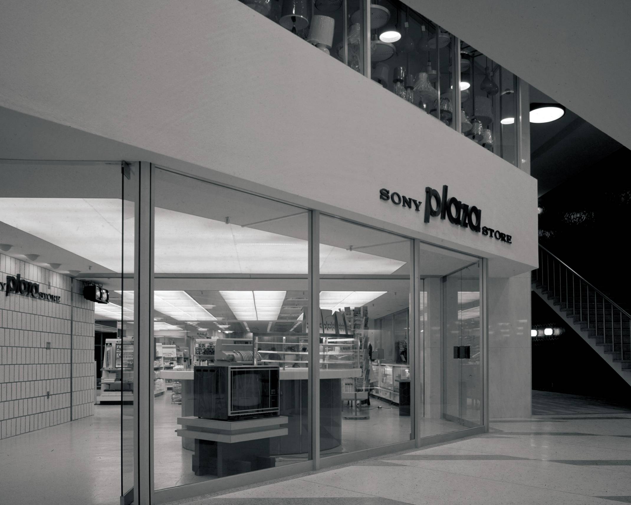 地下外観（モノトーン）。銀座駅地下コンコースとの接続部にはソニープラザストアのサインが掲出されている。