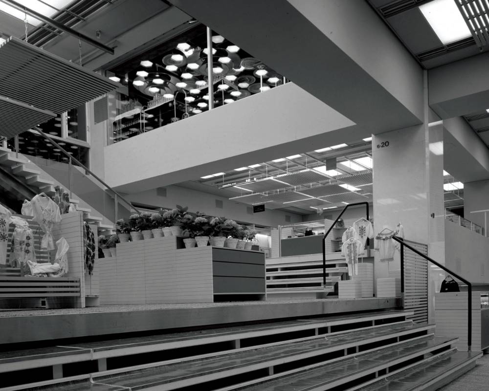 内観（モノトーン）。特徴的なスキップフロアは、中央の角柱を軸に田の字に4フロアが短い階段で繋がる。