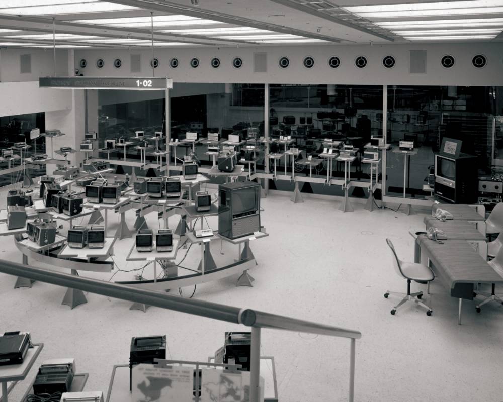 内観（モノトーン）。俯瞰したソニーショールームには、大小さまざまな多くのモニターが展示されている。