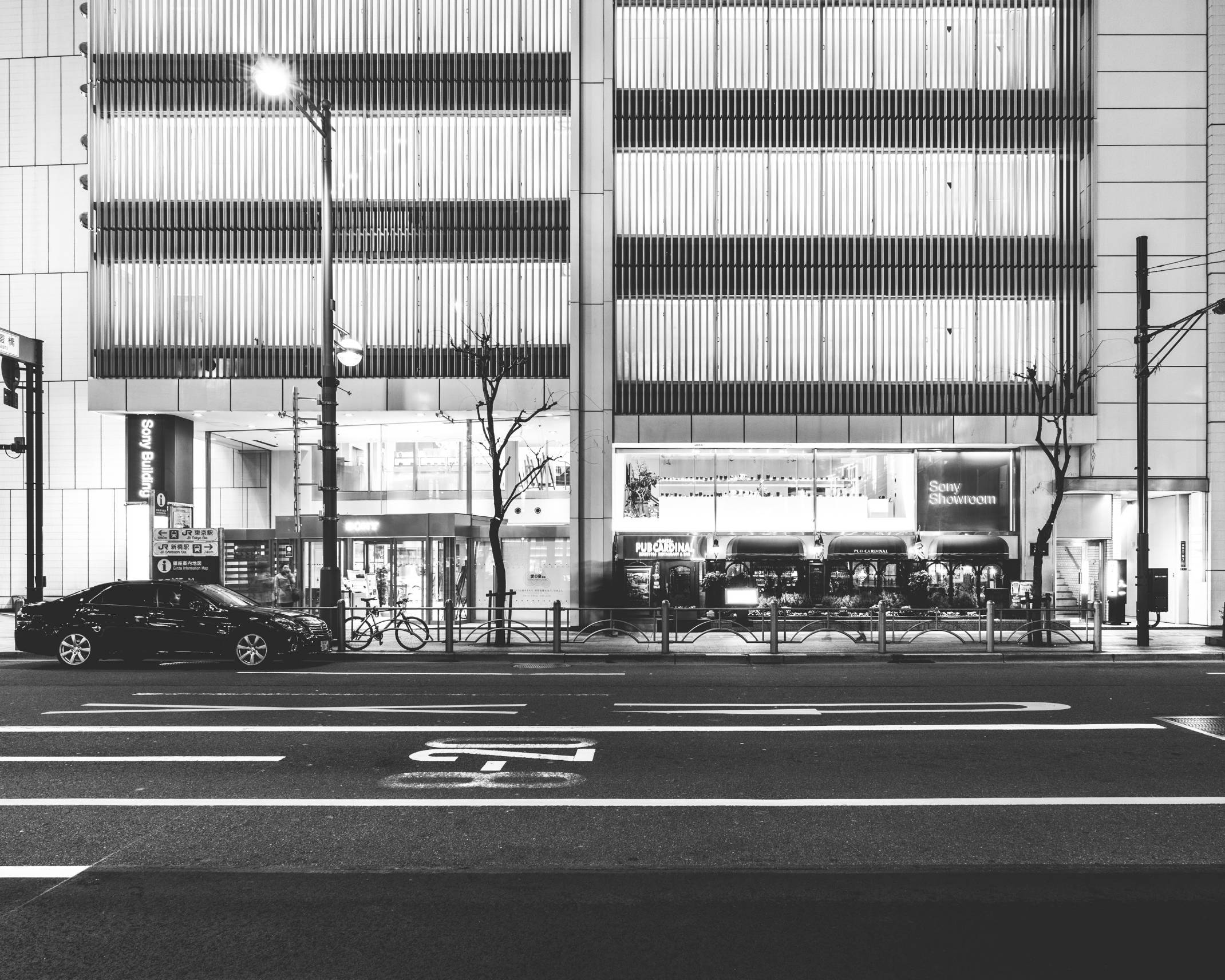 外観（モノトーン）。外堀通りから見たソニービル側面の左半分は右半分に比べて半階層高くなっているのがわかる。1階にはパブ、2階にはガラス張りのSony Showroomがある。