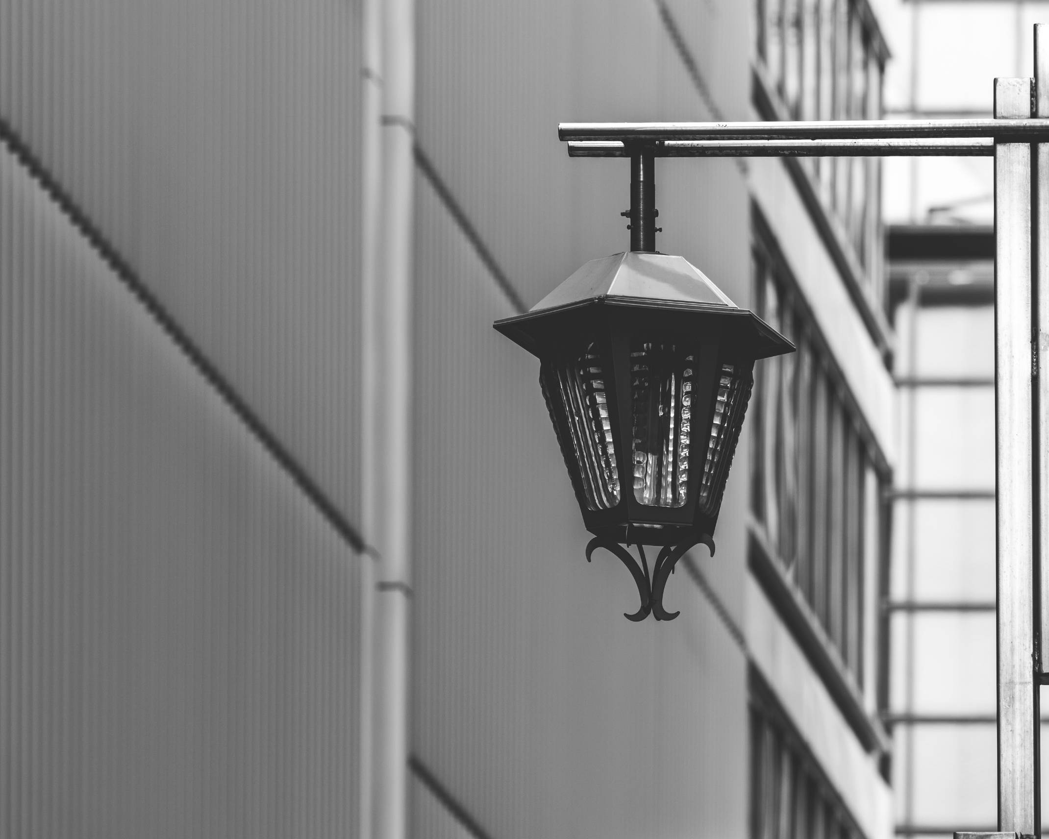 街灯（モノトーン）。ソニー通りを照らす街灯の奥にソニービルの壁面が見える。