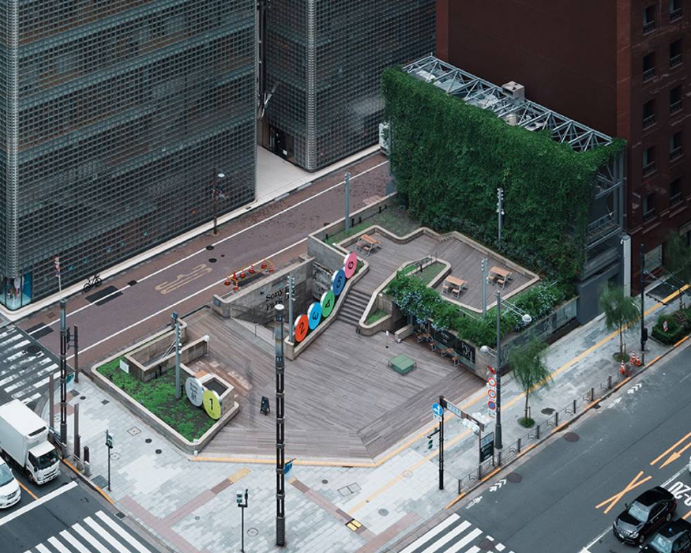 外観。地上階に1から6までの数字それぞれ描かれた6つの丸いオブジェが並んでいる。