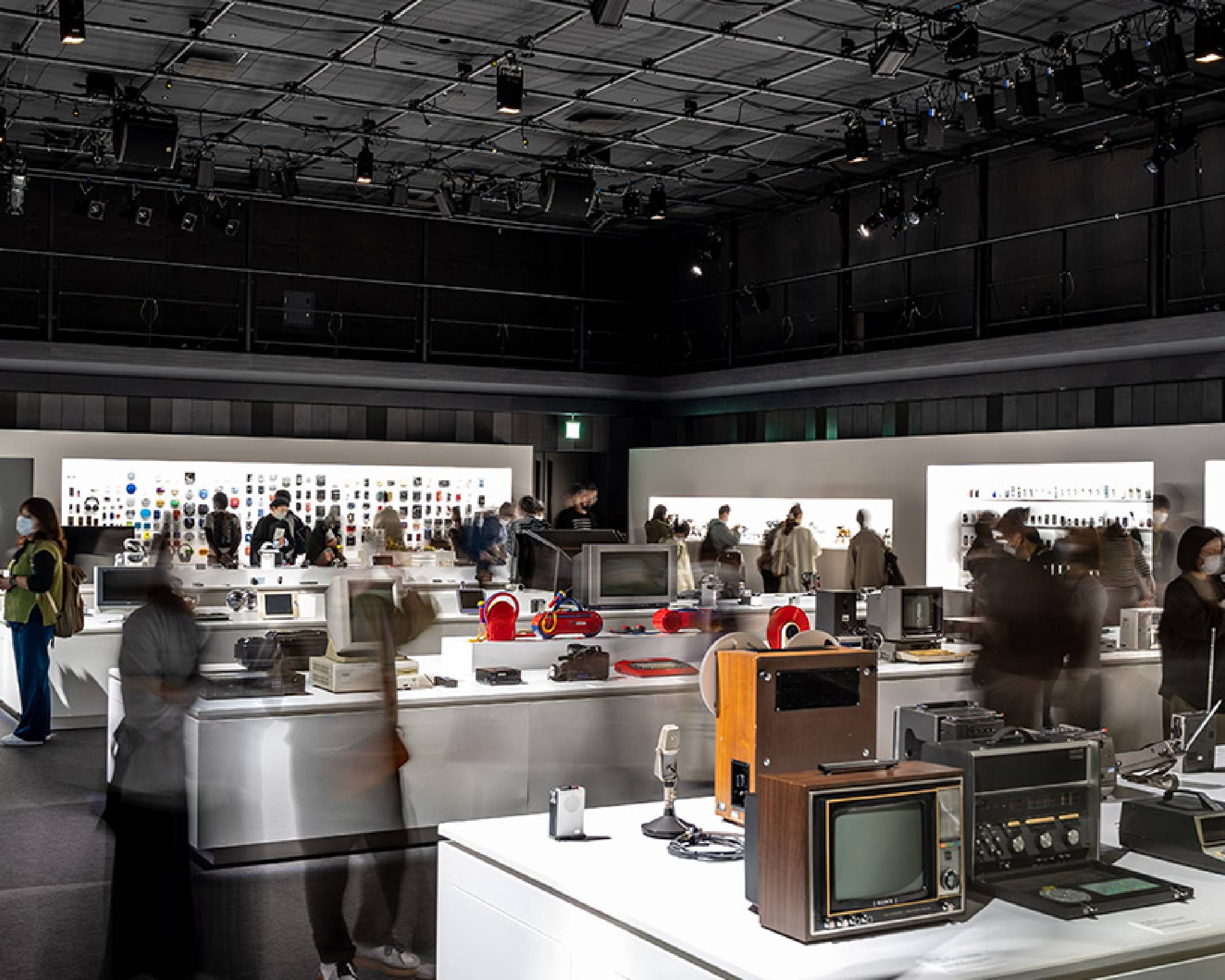展示の様子。手前の展示台にはトリニトロンカラーテレビ、中央付近にはマイファーストソニー、奥の壁面にはウォークマンなど、歴代のソニー商品が数多く展示されている。
