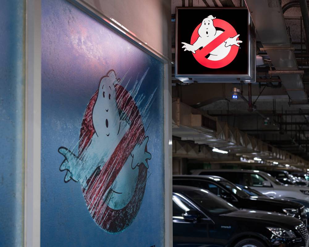 外観。ゴーストバスターズの ”ノーゴースト” マークがガラス面と行灯を飾っている。