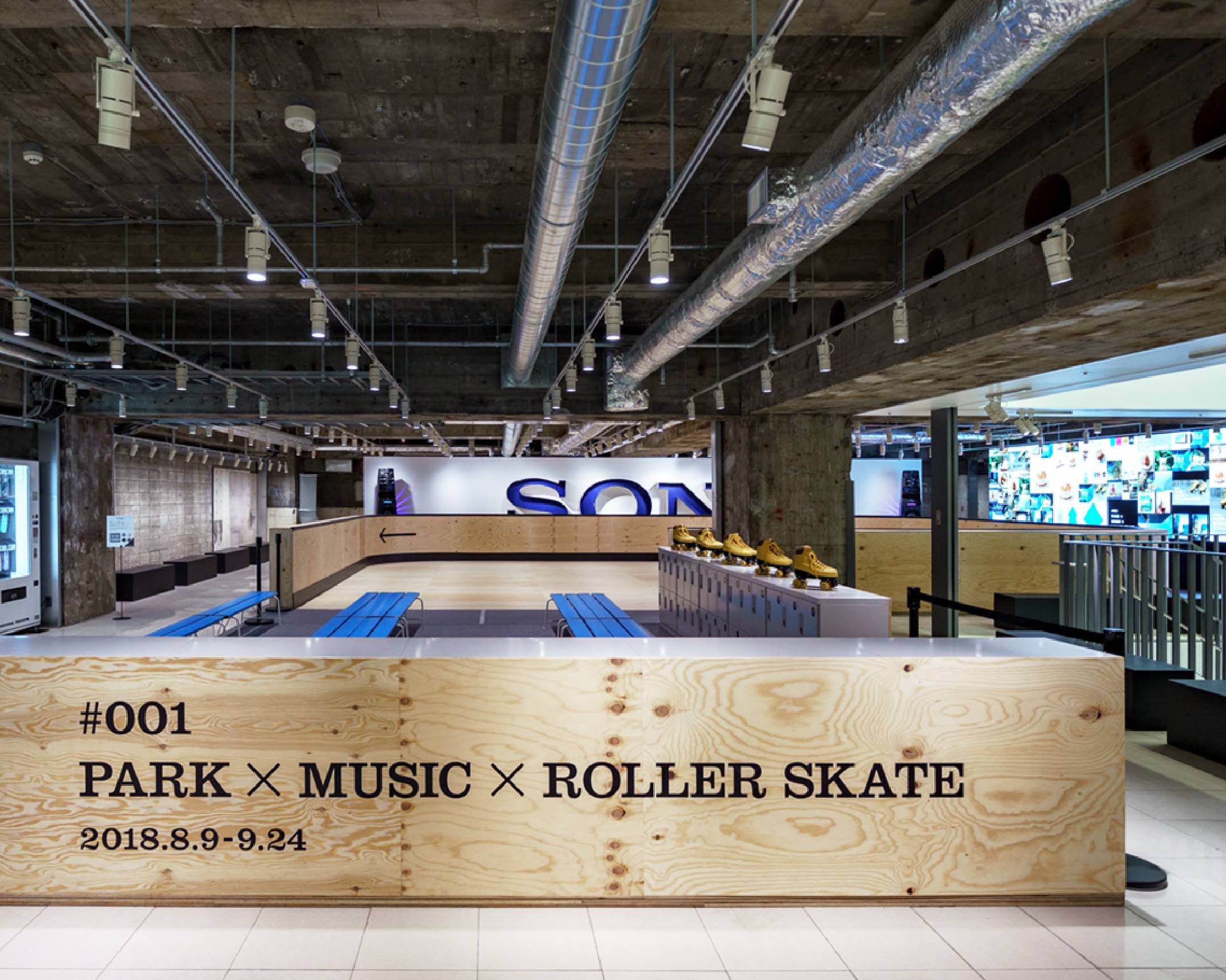 展示の様子。木板で作られたローラースケート場の奥には「SONY」のサインがある。
