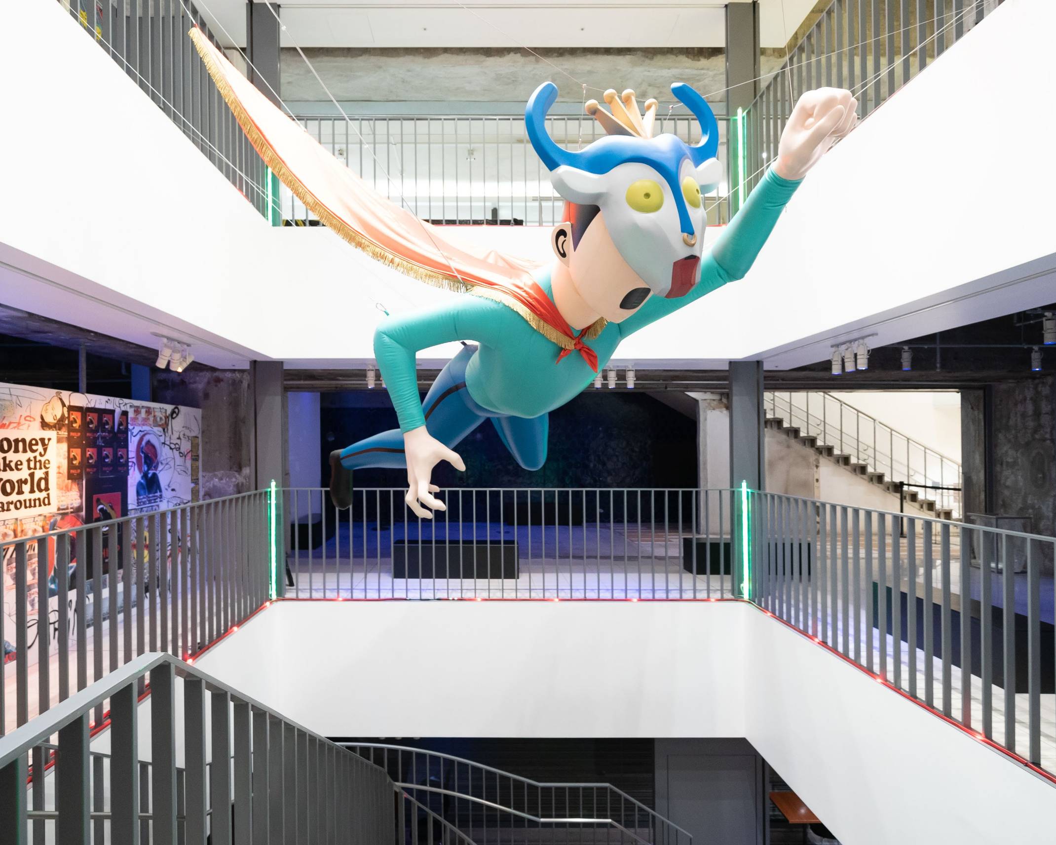 展示作品。King Gnuの楽曲「飛行艇」のミュージックビデオに出てくる少年の巨大オブジェが吹き抜けに吊るされている。